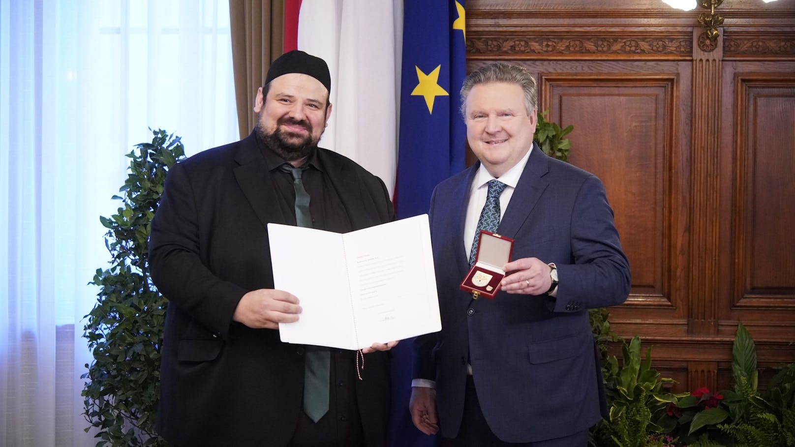 Auszeichnung für Imam Ramazan Demir von Bürgermeister Michael Ludwig.