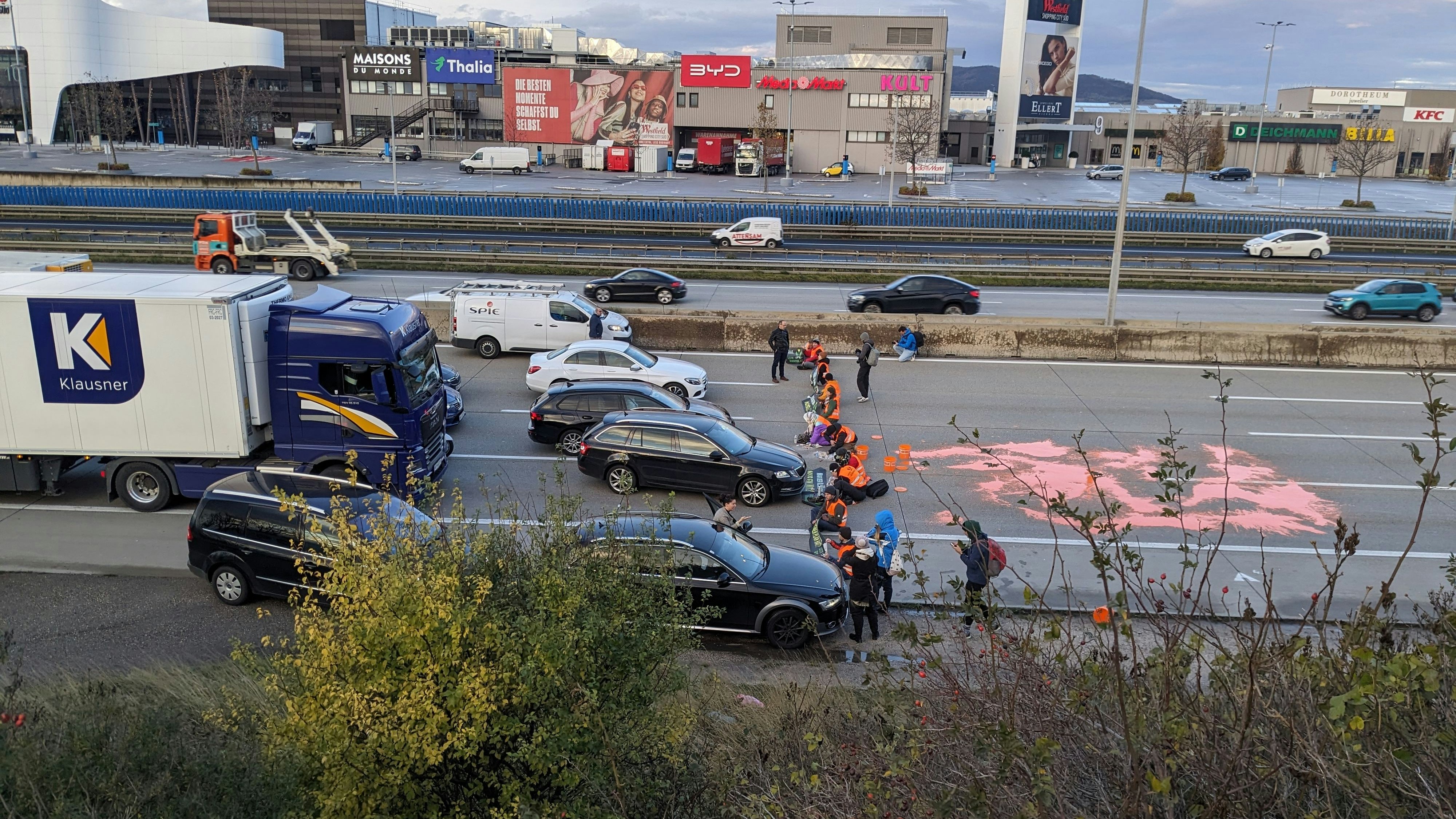 Die Mitglieder der Letzten Generation starteten am Montagmorgen erneut eine Protestaktion. An gleich mehreren Orten in Wien kam es zu Klebeaktionen. 