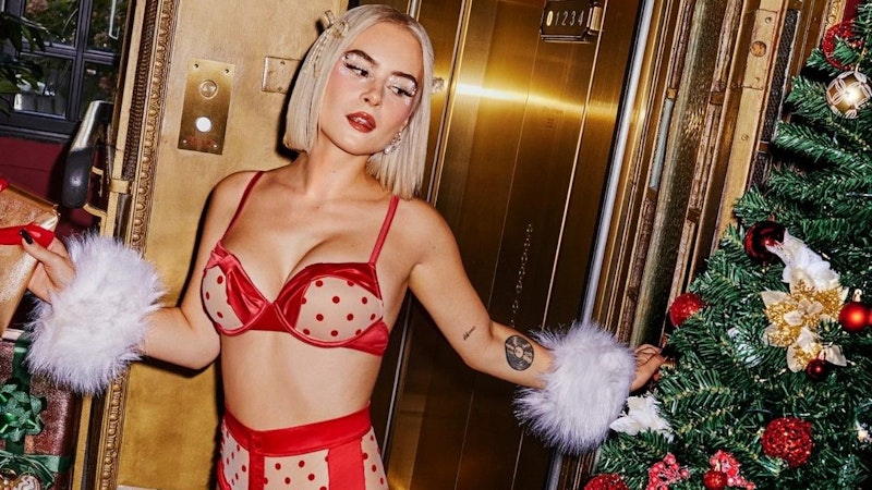 Unterwsche-Kollektion Mathea packt (sich) aus: So sexy feiert sie Weihnachten | Heute.at Unterwsche-Kollektion Mathea packt (sich) aus: So sexy feiert sie Weihnachten | Heute.at