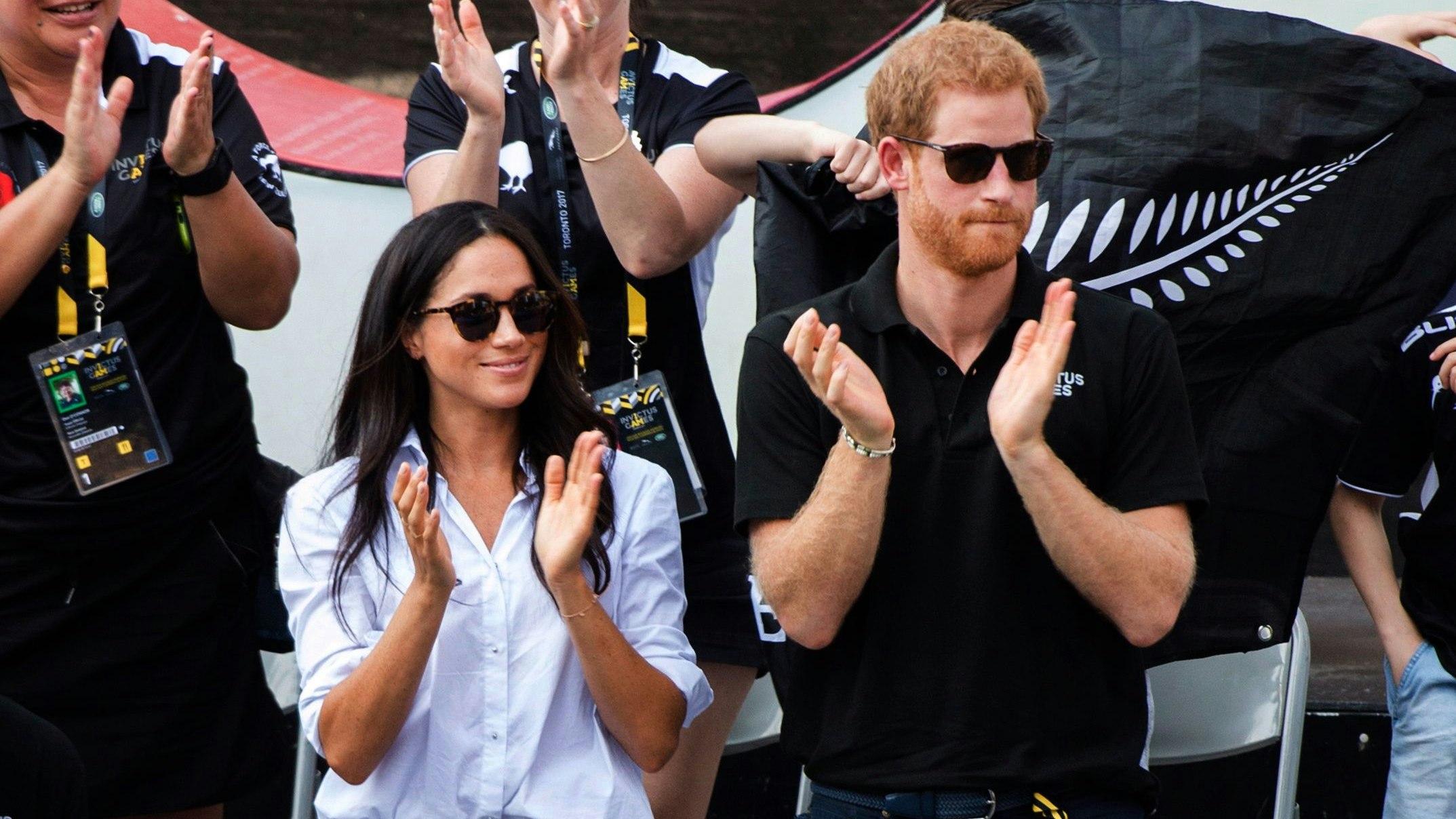 Download von www.picturedesk.com am 20.11.2023 (15:53).  Prince Harry and his girlfriend Meghan Markle cheer while watching the wheelchair tennis competition at the Invictus Games in Toronto on Monday, Sept. 25, 2017. (Nathan Denette/The Canadian Press via AP) - 20170925_PD6822 - Rechteinfo: Rights Managed (RM)