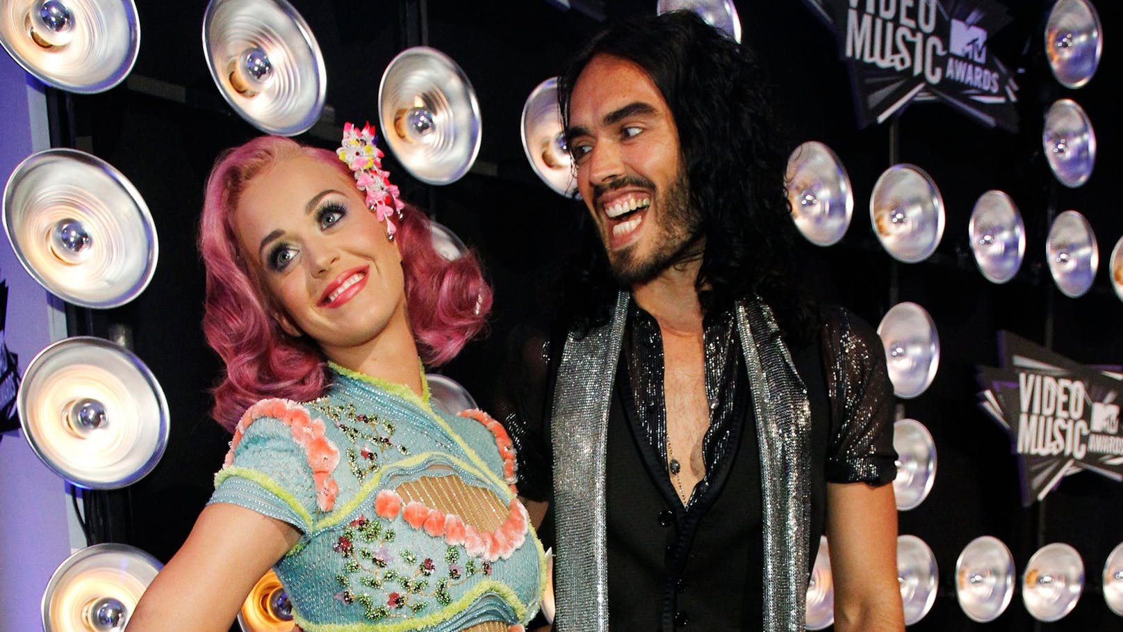 Katy Perry und Russell Brand heirateten 2010. Nur 14 Monate nach der Hochzeit in Indien trennten sie sich 2011 bereits wieder