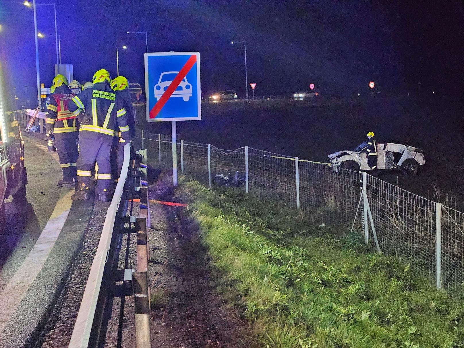 Das Auto war bei Guntersdorf von der Weinviertler Schnellstraße (S3) abgekommen und hatte sich mehrfach in einem Feld überschlagen.