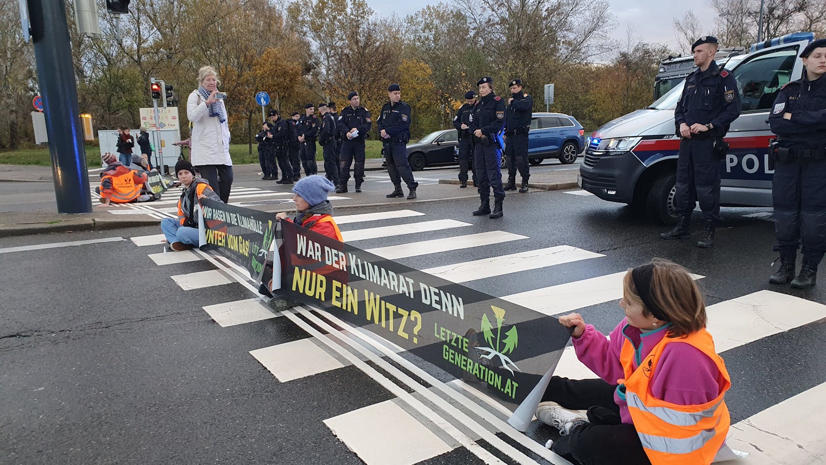 Die Mitglieder der Letzten Generation starteten am Montagmorgen erneut eine Protestaktion. An gleich mehreren Orten in Wien kam es zu Klebeaktionen. 