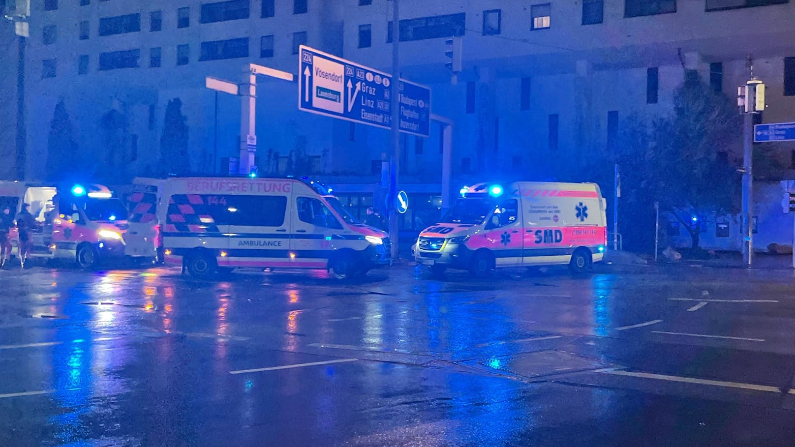 Schwerer BMW-Crash in Wien – Mann kämpft um sein Leben