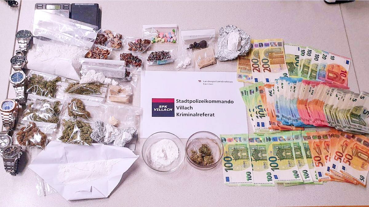 Sichergestellte Drogen, Uhren und Bargeld nach den Hausdurchsuchungen in Kärnten.