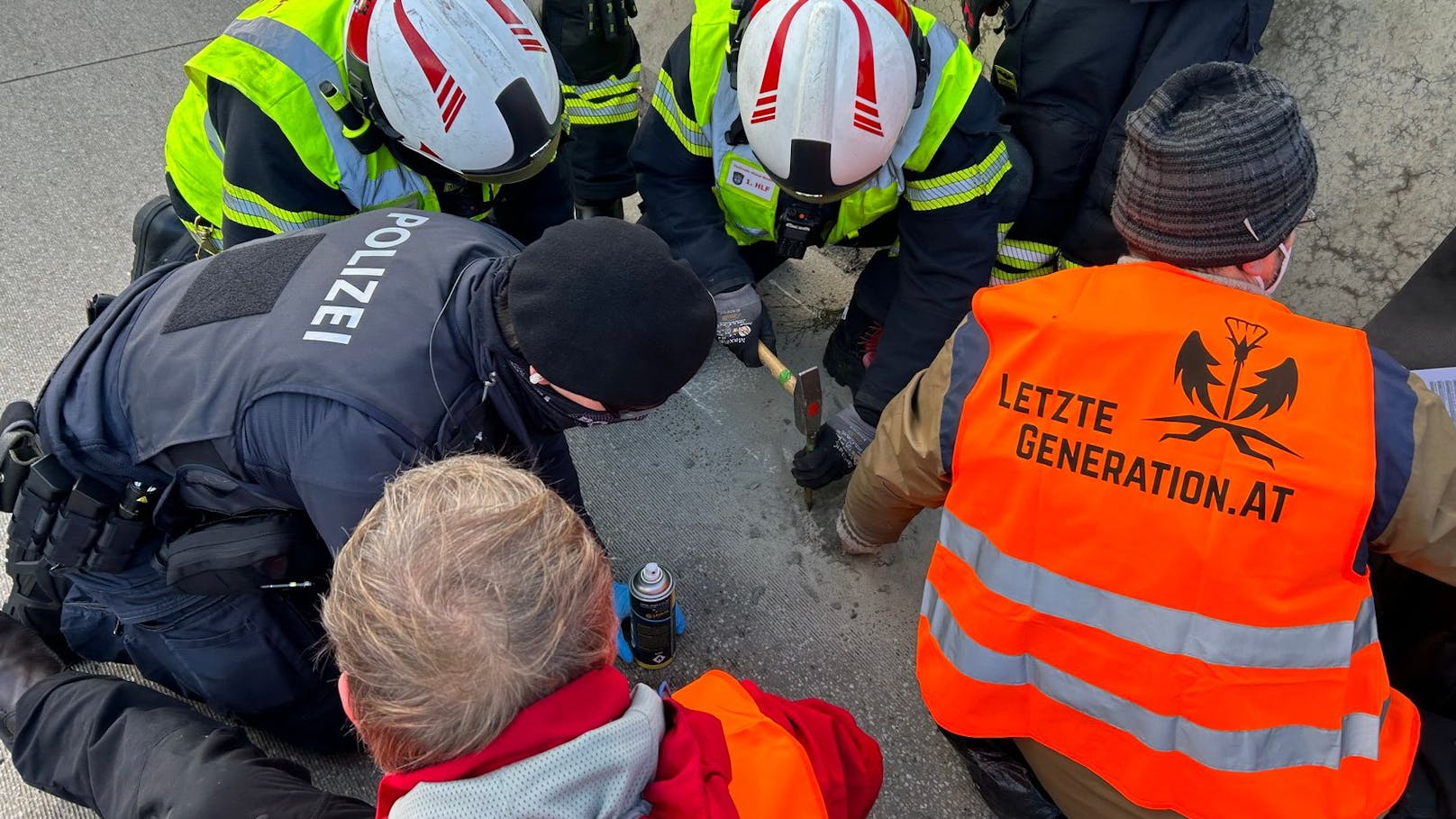 Die Entfernung der festbetonierten Aktivisten stellte für die Einsatzkräfte eine besondere Herausforderung dar.