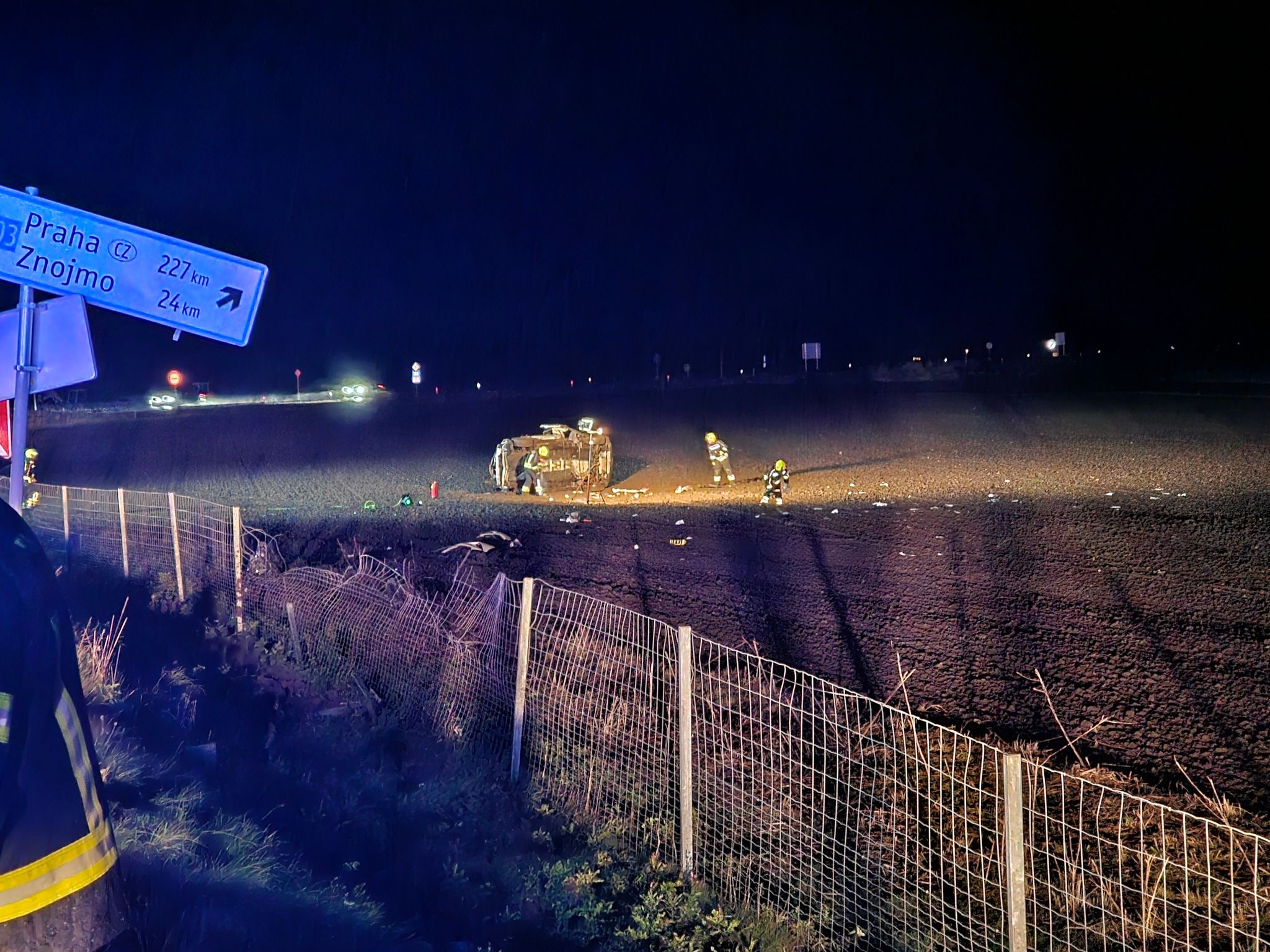 Das Fahrzeug landete in einem Acker.