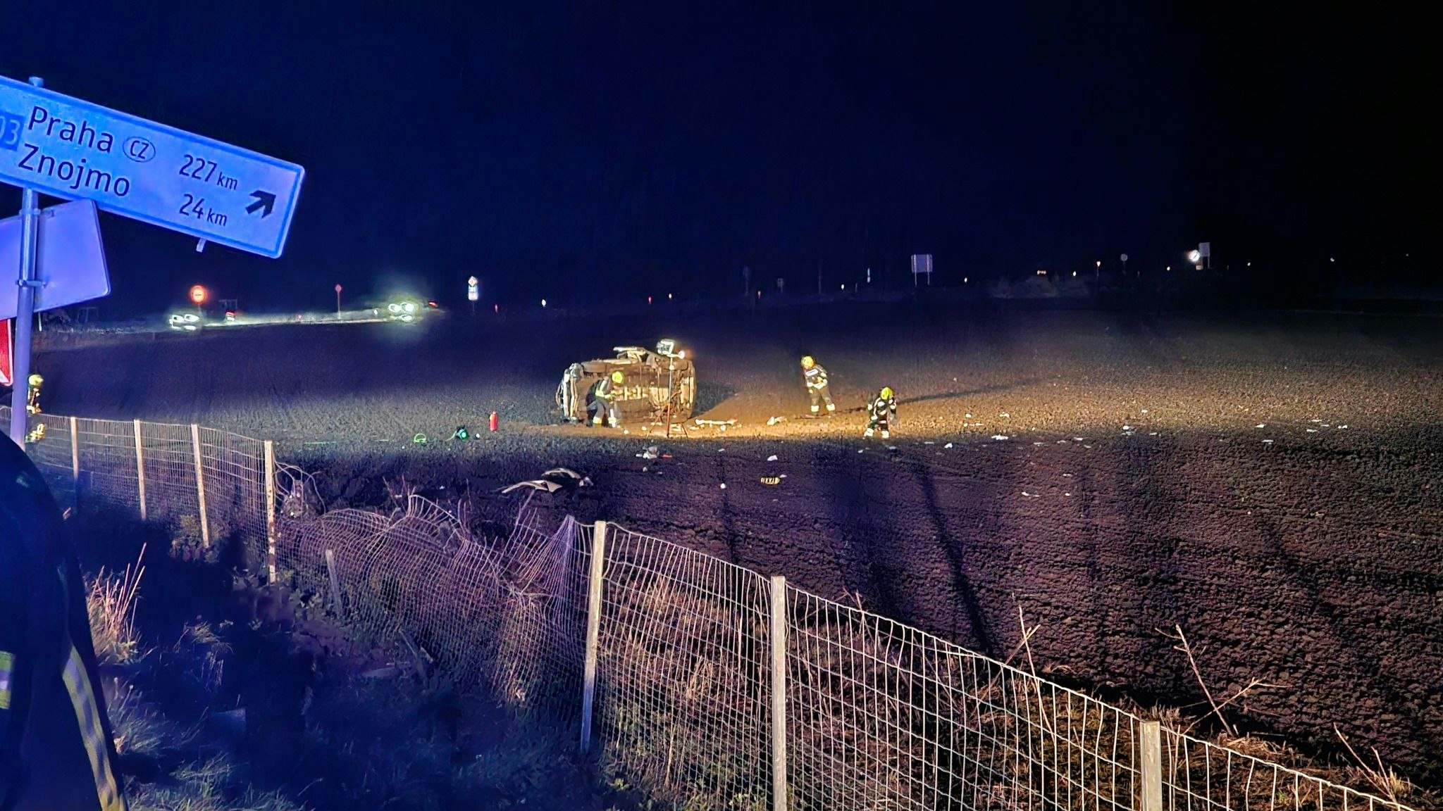 Das Fahrzeug landete in einem Acker.