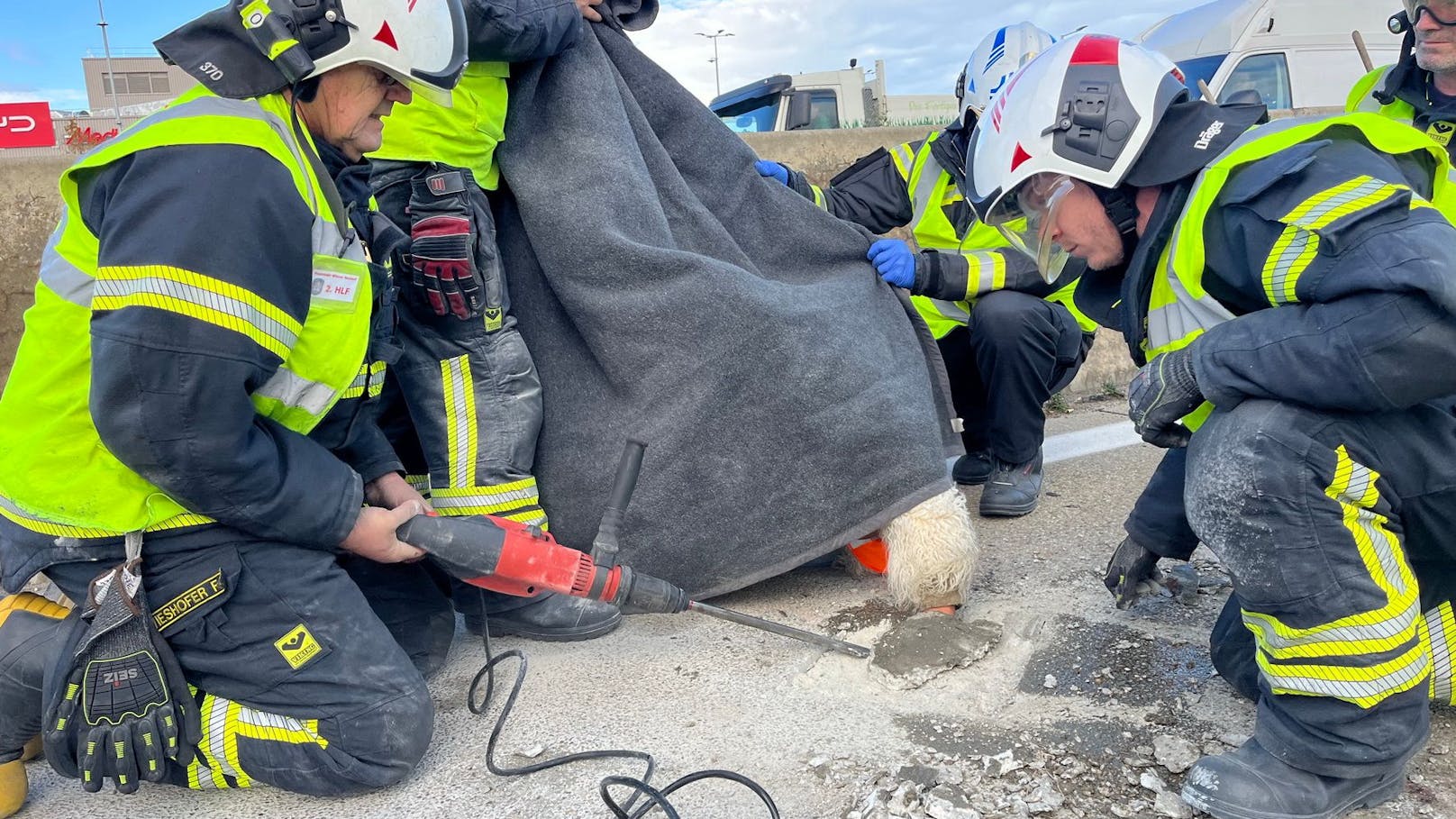 Erst nach zweieinhalb Stunden gelang es der Feuerwehr, alle Personen freizustemmen.