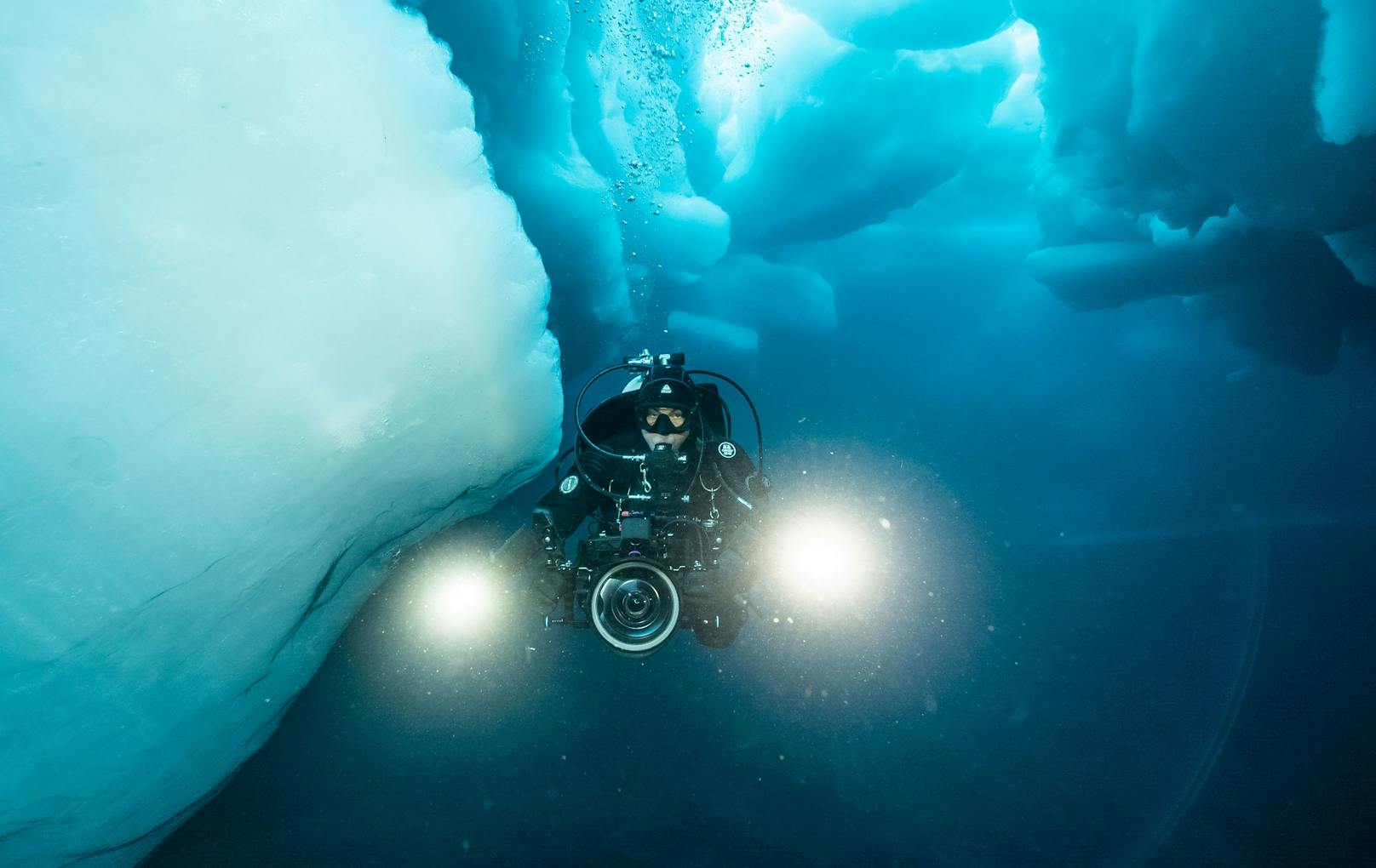 Tauchen an Eisbergen ist eine faszinierende Herausforderung für Unterwasser Kamerafrau Christina Karliczek Skoglund.