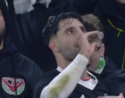 Szoboszlai kippt den Schnaps im Fanblock.