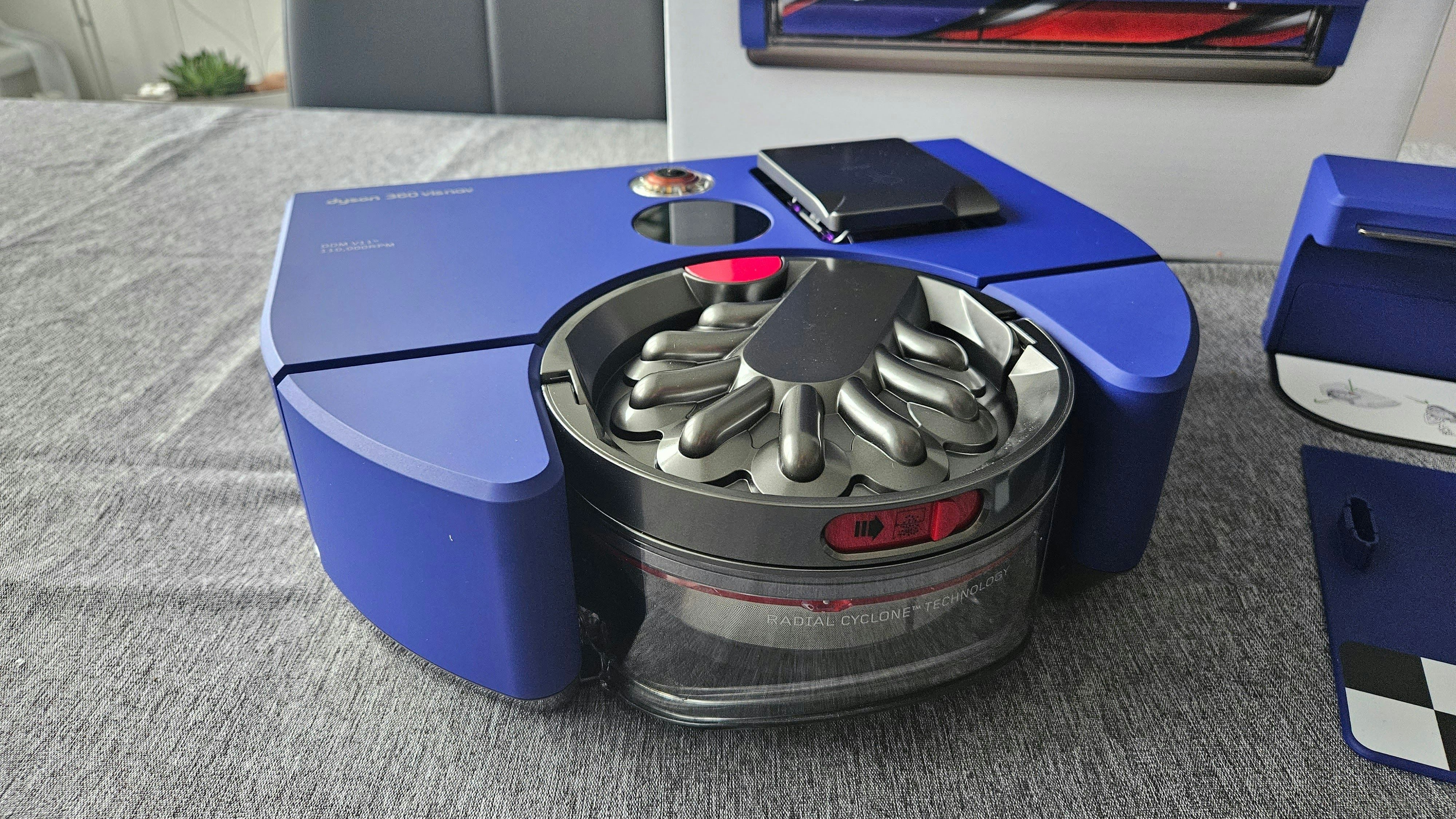 Sieht superschick aus, saugt auch extrem gut – kommt aber zu einem beachtlichen Preis: Der Dyson 360 Vis Nav Saugroboter.