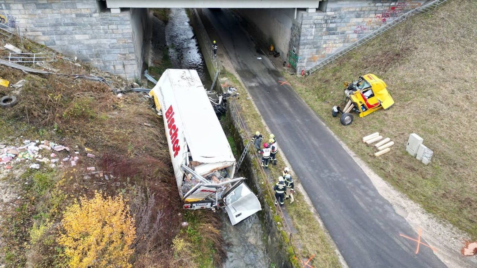 Auf der Westautbahn ist es am Dienstagvormittag zu einem schweren Lkw-Unfall gekommen. Ein Sattelschlepper stürzte über eine Brücke ab. Es gab einen Großeinsatz der Rettungskräfte, zwei Personen wurden dabei verletzt.