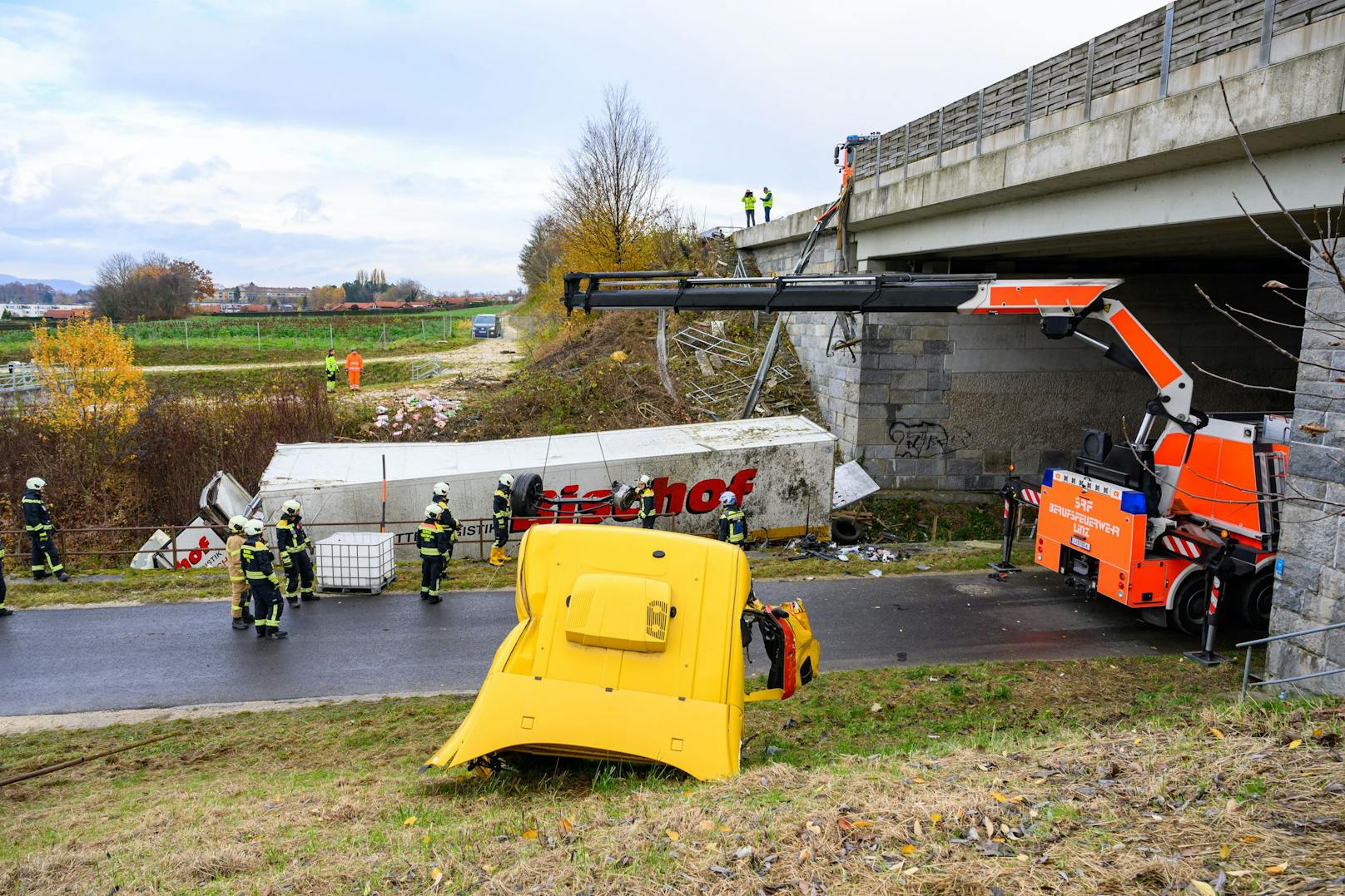 Auf der Westautbahn ist es am Dienstagvormittag zu einem schweren Lkw-Unfall gekommen. Ein Sattelschlepper stürzte über eine Brücke ab. Es gab einen Großeinsatz der Rettungskräfte, zwei Personen wurden dabei verletzt.