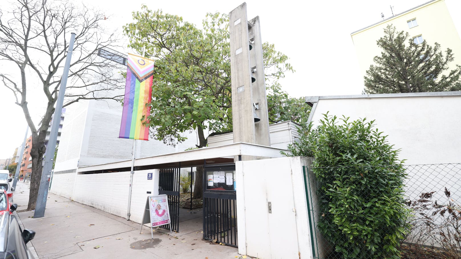 Vor der Glaubenskirche in Simmering hängt die Regenbogenflagge. 