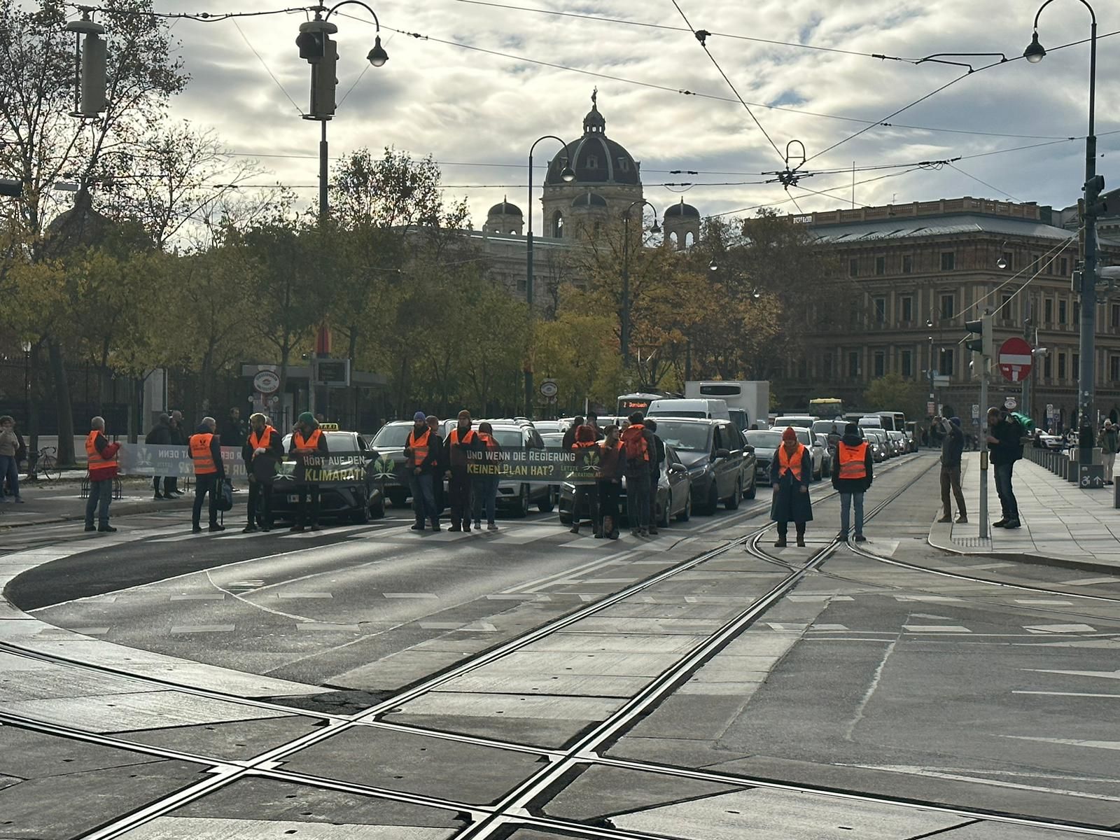 Nervenkrimi In Wien: Klima-Kleber Narren Die Polizei – Community | Heute.at