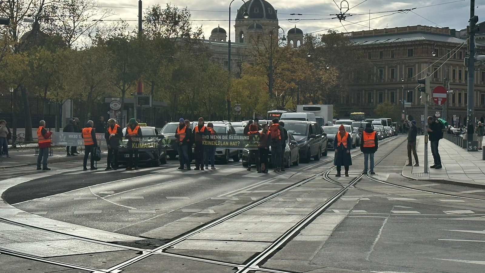 Klima-Kleber blockieren Öffi-Bus und Parlament