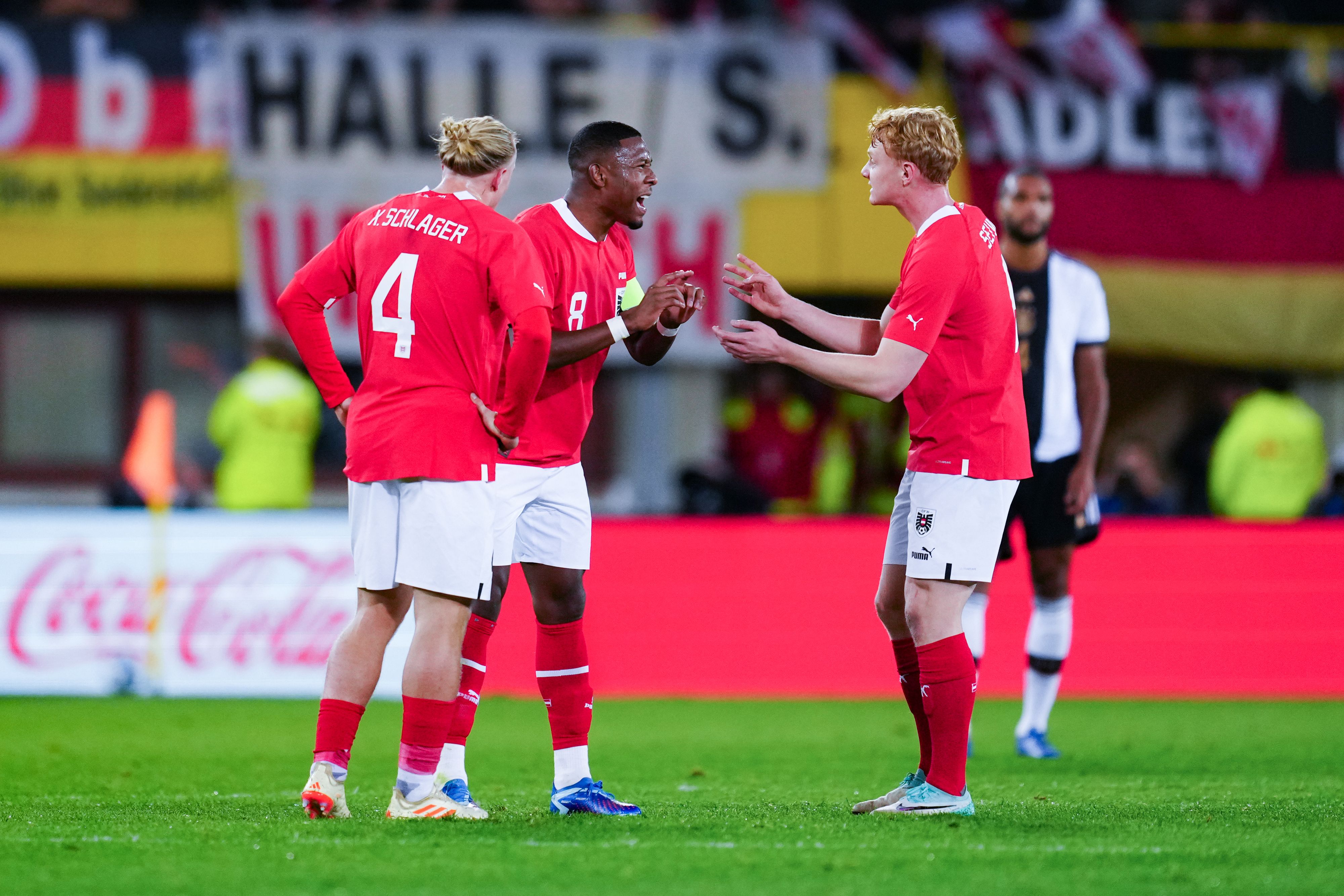 Österreichs Nationalteam feiert den Sensationssieg gegen DFB.