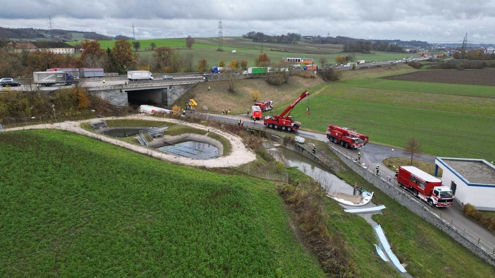 Auf der Westautbahn ist es am Dienstagvormittag zu einem schweren Lkw-Unfall gekommen. Ein Sattelschlepper stürzte über eine Brücke ab. Es gab einen Großeinsatz der Rettungskräfte, zwei Personen wurden dabei verletzt.