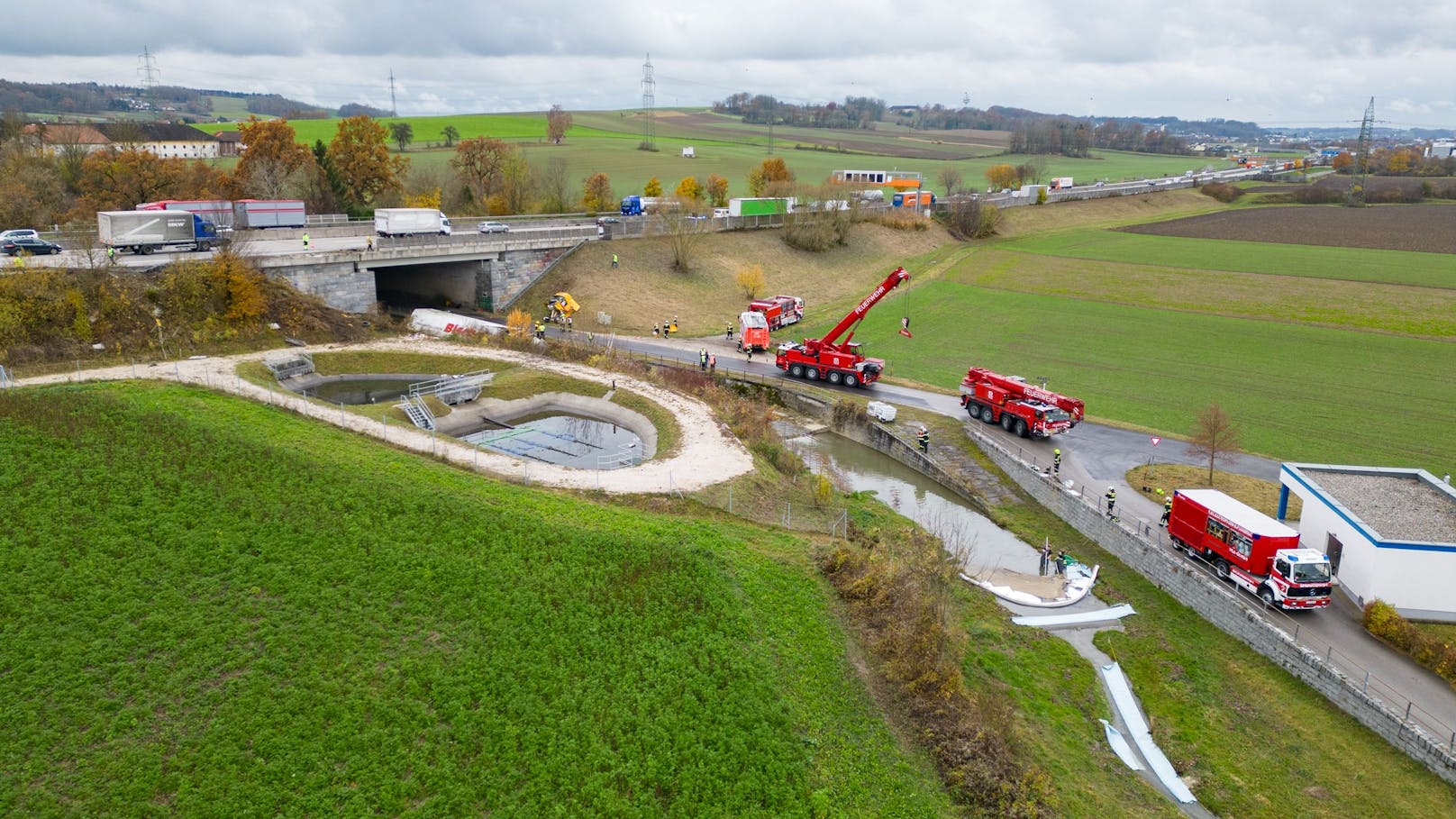 Auf der Westautbahn ist es am Dienstagvormittag zu einem schweren Lkw-Unfall gekommen. Ein Sattelschlepper stürzte über eine Brücke ab. Es gab einen Großeinsatz der Rettungskräfte, zwei Personen wurden dabei verletzt.