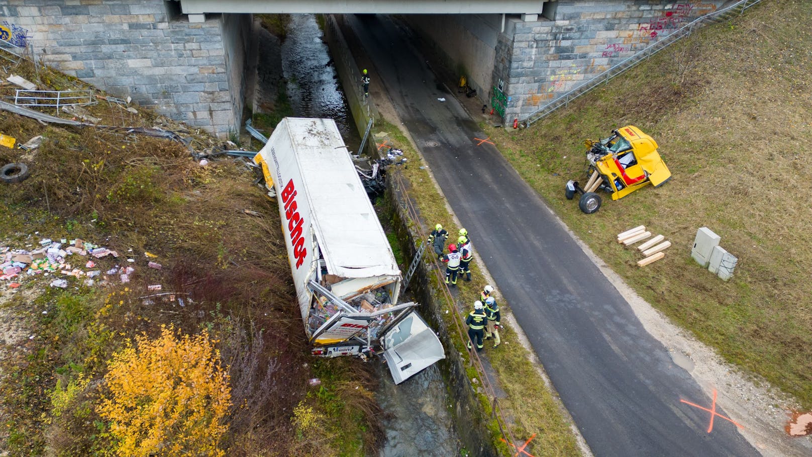 Auf der Westautbahn ist es am Dienstagvormittag zu einem schweren Lkw-Unfall gekommen. Ein Sattelschlepper stürzte über eine Brücke ab. Es gab einen Großeinsatz der Rettungskräfte, zwei Personen wurden dabei verletzt.