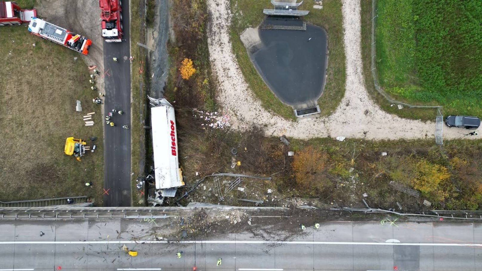 Auf der Westautbahn ist es am Dienstagvormittag zu einem schweren Lkw-Unfall gekommen. Ein Sattelschlepper stürzte über eine Brücke ab. Es gab einen Großeinsatz der Rettungskräfte, zwei Personen wurden dabei verletzt.