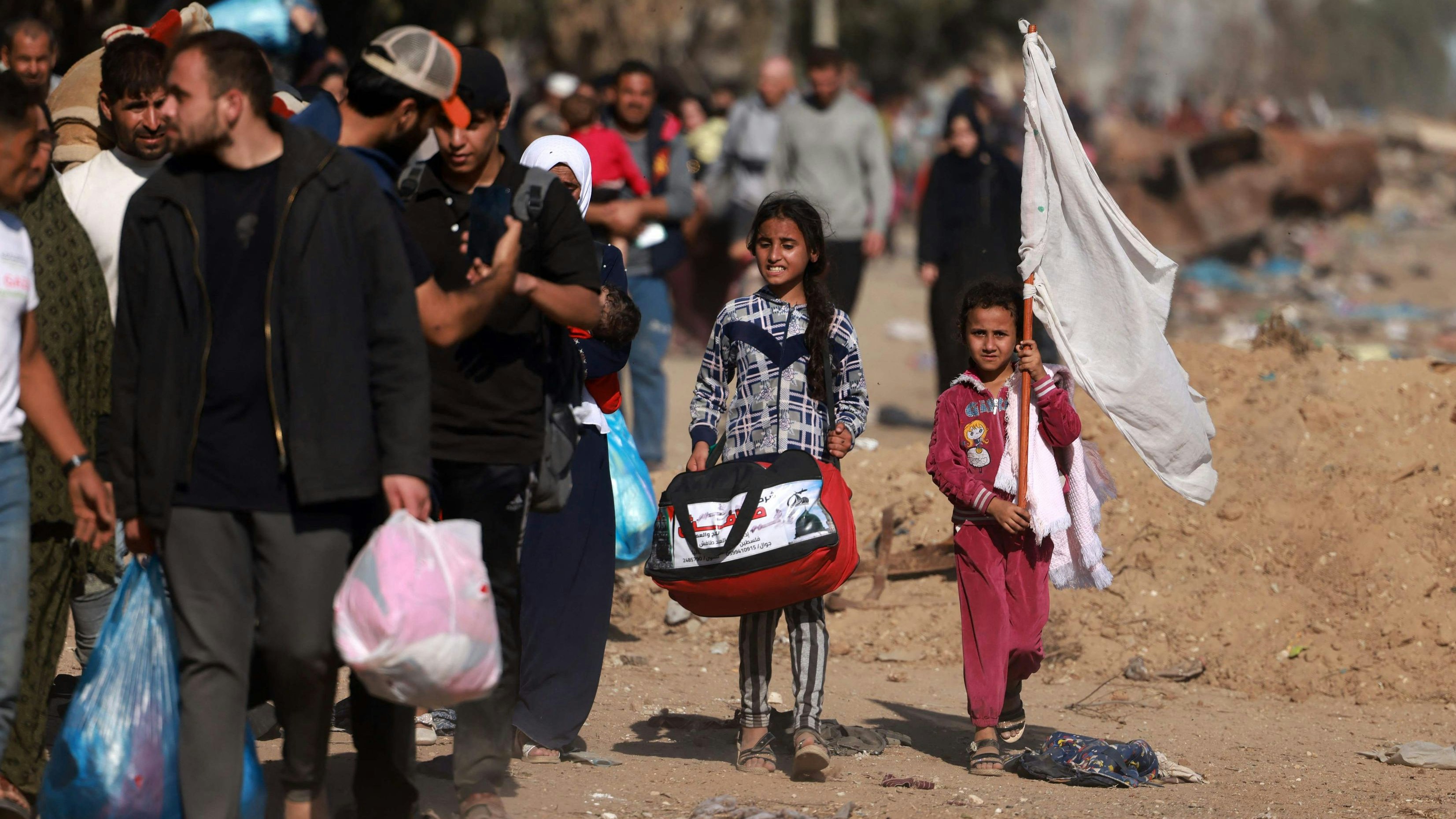Download von www.picturedesk.com am 21.11.2023 (10:44).  A child waves a white flag as Palestinians fleeing Gaza City and other parts of northern Gaza walk along a road leading to the southern areas of the enclave on November 18, 2023, amid ongoing battles between Israel and the Palestinian Hamas movement. (Photo by MOHAMMED ABED / AFP) - 20231118_PD5554 - Rechteinfo: Rights Managed (RM) Nur für redaktionelle Nutzung! Werbliche Nutzung erfordert Freigabe: bitte schicken Sie uns eine Anfrage.