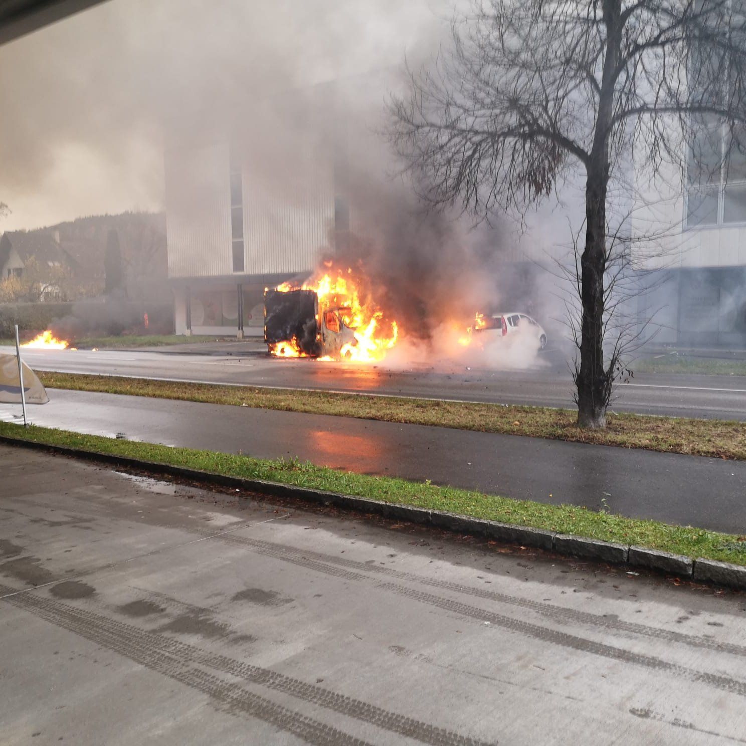 Das Feuer ging auch auf zwei umliegende Fahrzeuge über.