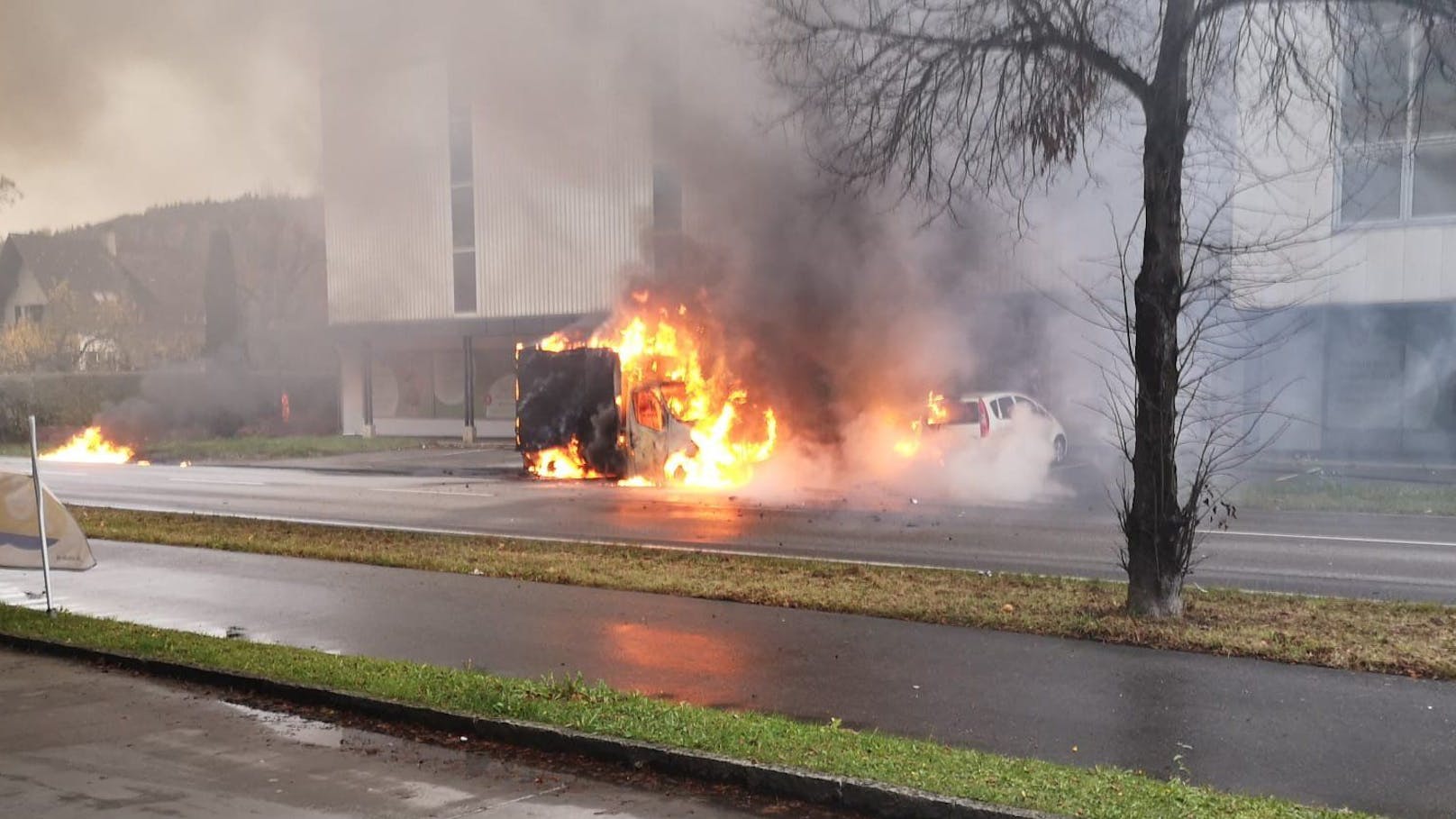 Wildes Flammeninferno zerstört gleich 3 Fahrzeuge