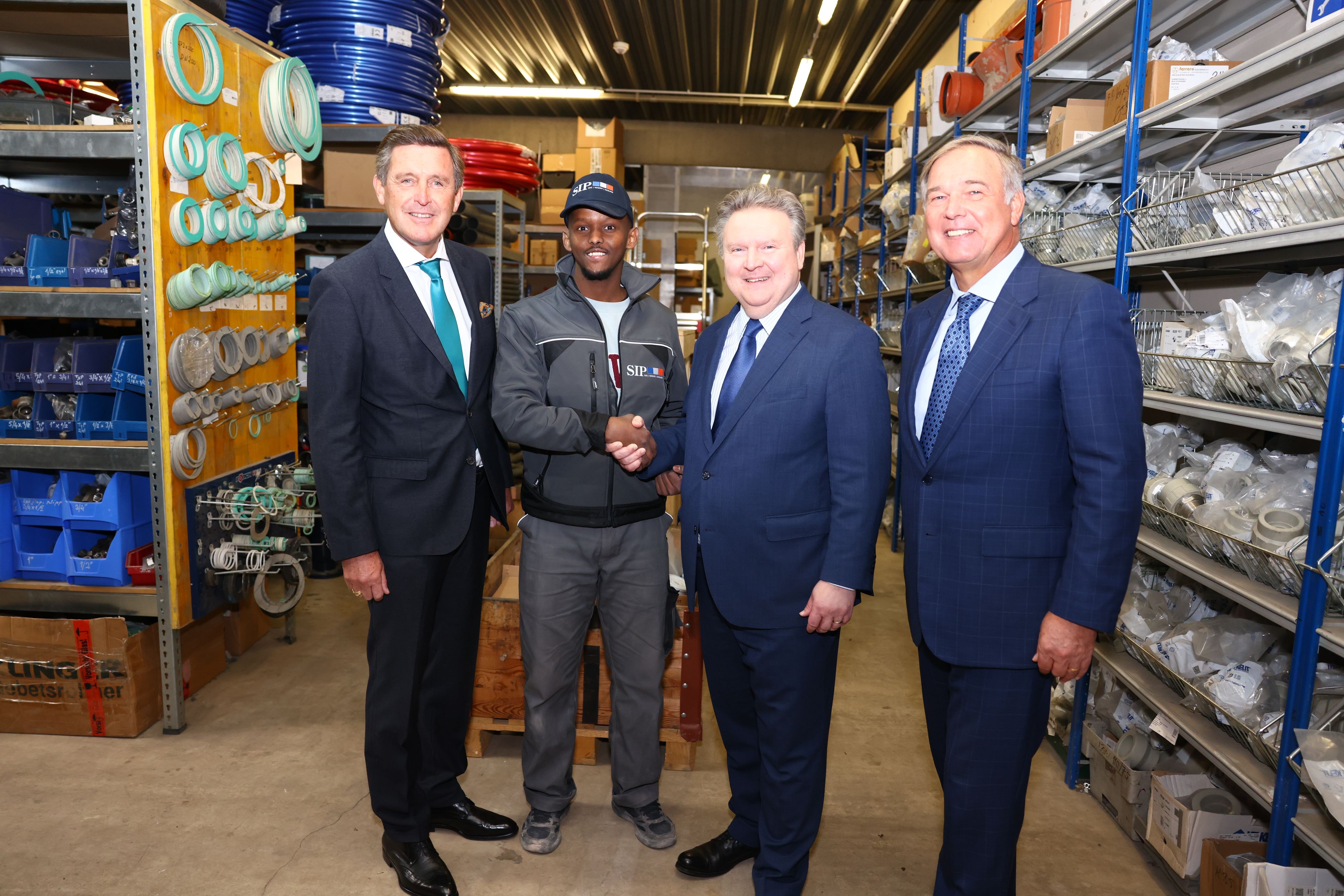 Wirtschaftsstadtrat Peter Hanke, Bürgermeister Michael Ludwig (beide SPÖ) und Wirtschaftskammer Wien-Präsident Walter Ruck (v.l.) mit einem Lehrling des Installationsbetrieb SIP in der Wiener Donaustadt.