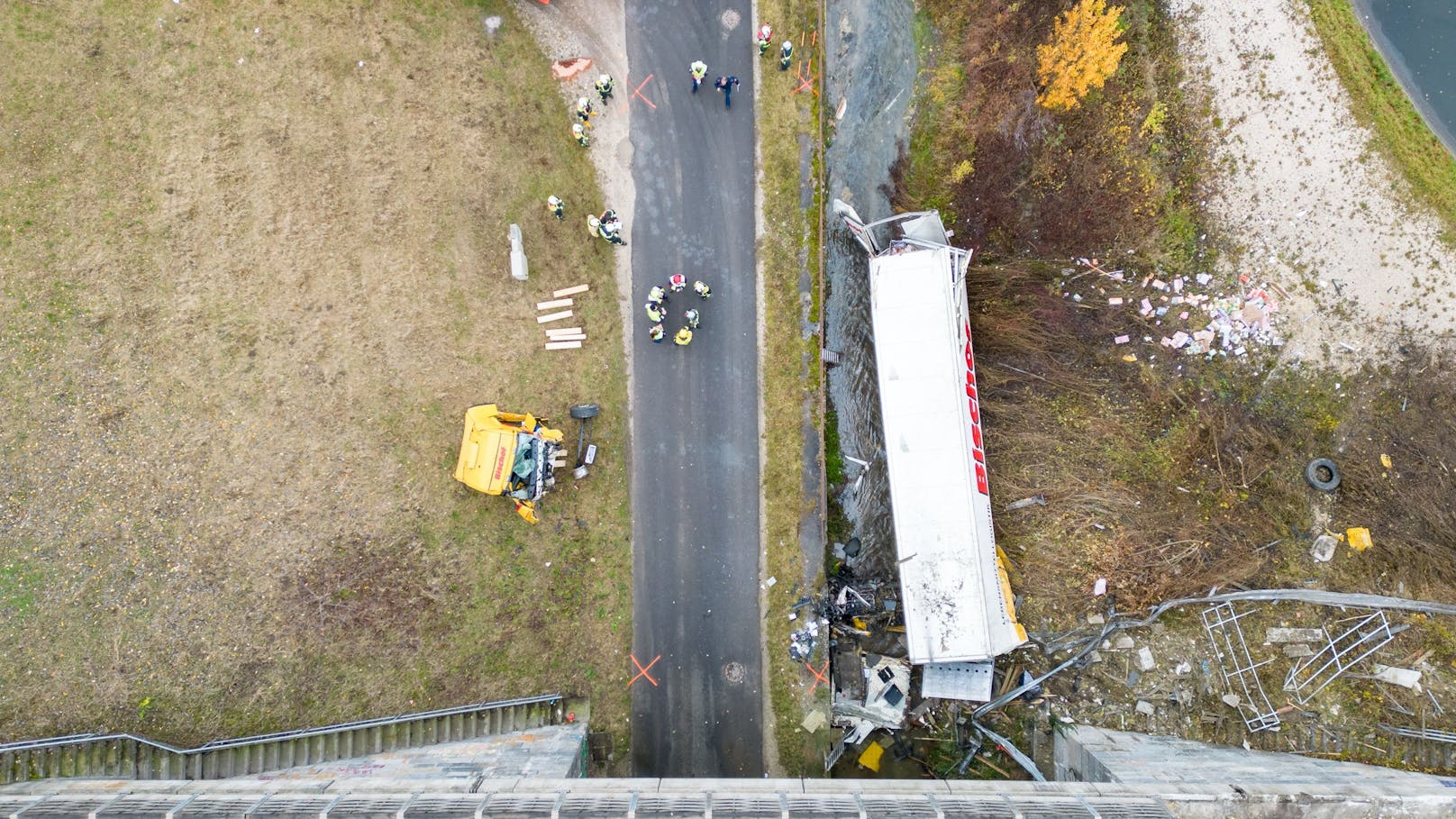 Auf der Westautbahn ist es am Dienstagvormittag zu einem schweren Lkw-Unfall gekommen. Ein Sattelschlepper stürzte über eine Brücke ab. Es gab einen Großeinsatz der Rettungskräfte, zwei Personen wurden dabei verletzt.