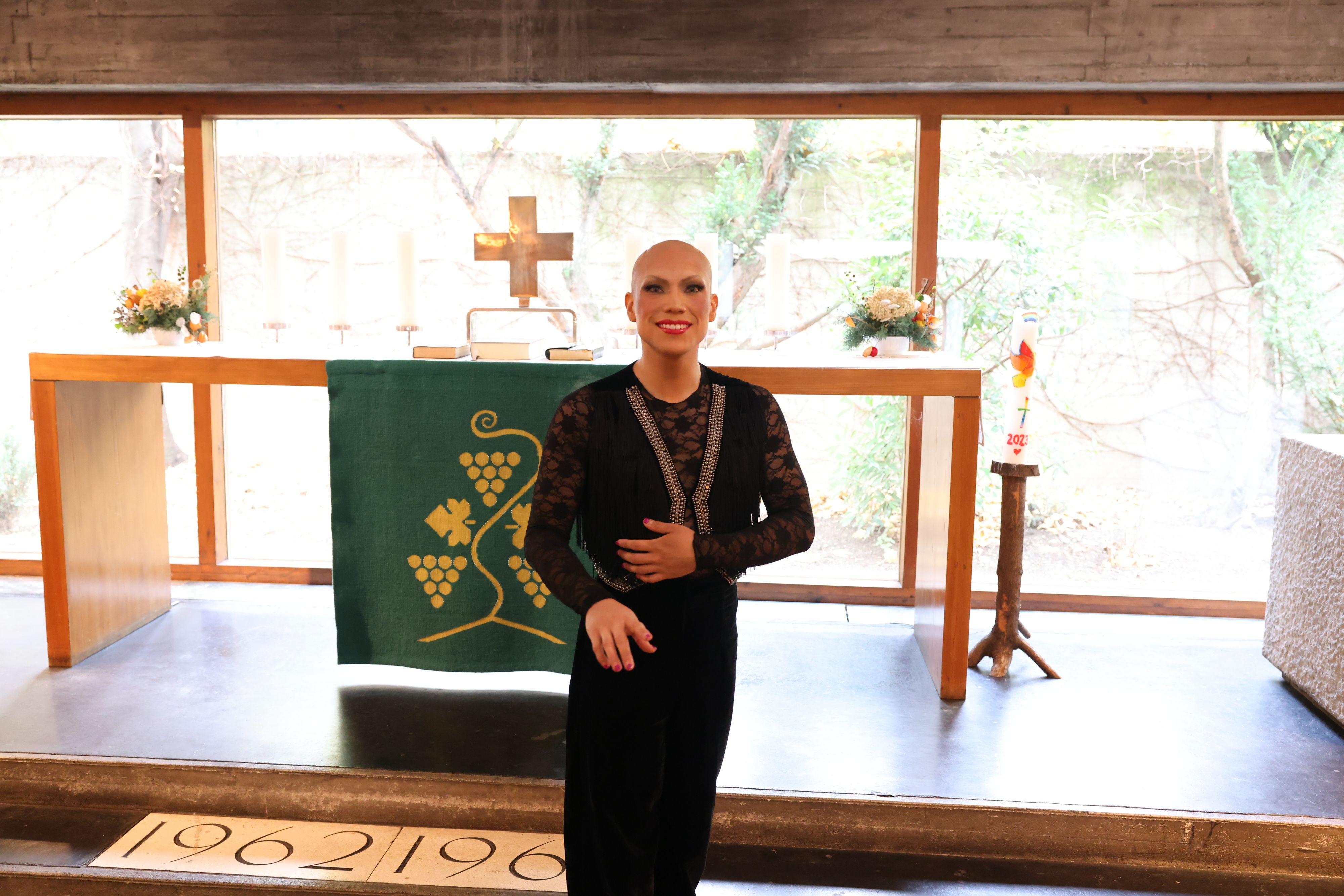 Dragqueen Chi Chi Gonzalez gibt am 1. Dezember in der Glaubenskirche Weihnachtslieder zum Besten.