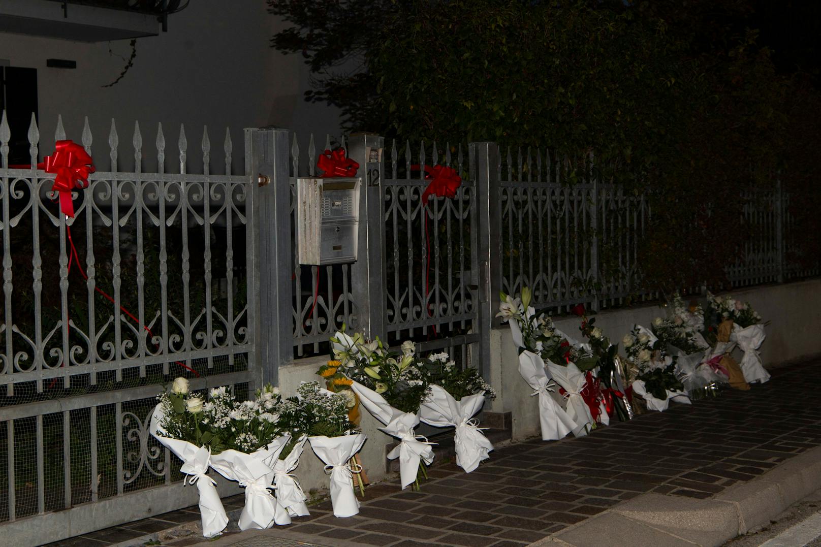 Vor dem Haus der ermordeten Studentin wird mit Blumen kondoliert.