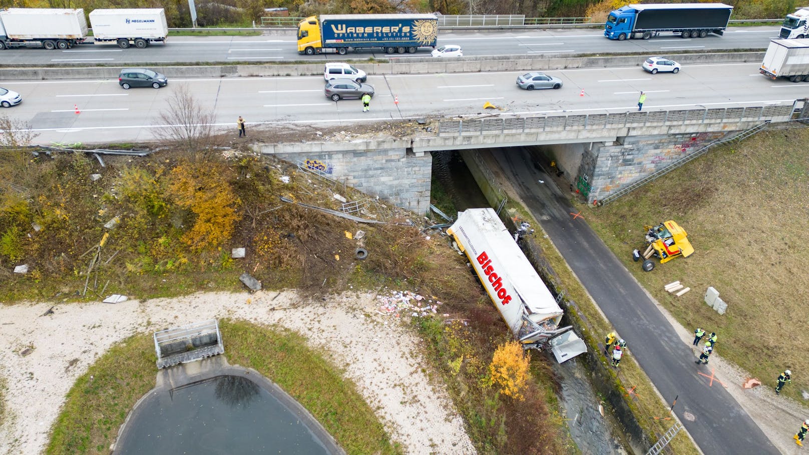 Auf der Westautbahn ist es am Dienstagvormittag zu einem schweren Lkw-Unfall gekommen. Ein Sattelschlepper stürzte über eine Brücke ab. Es gab einen Großeinsatz der Rettungskräfte, zwei Personen wurden dabei verletzt.