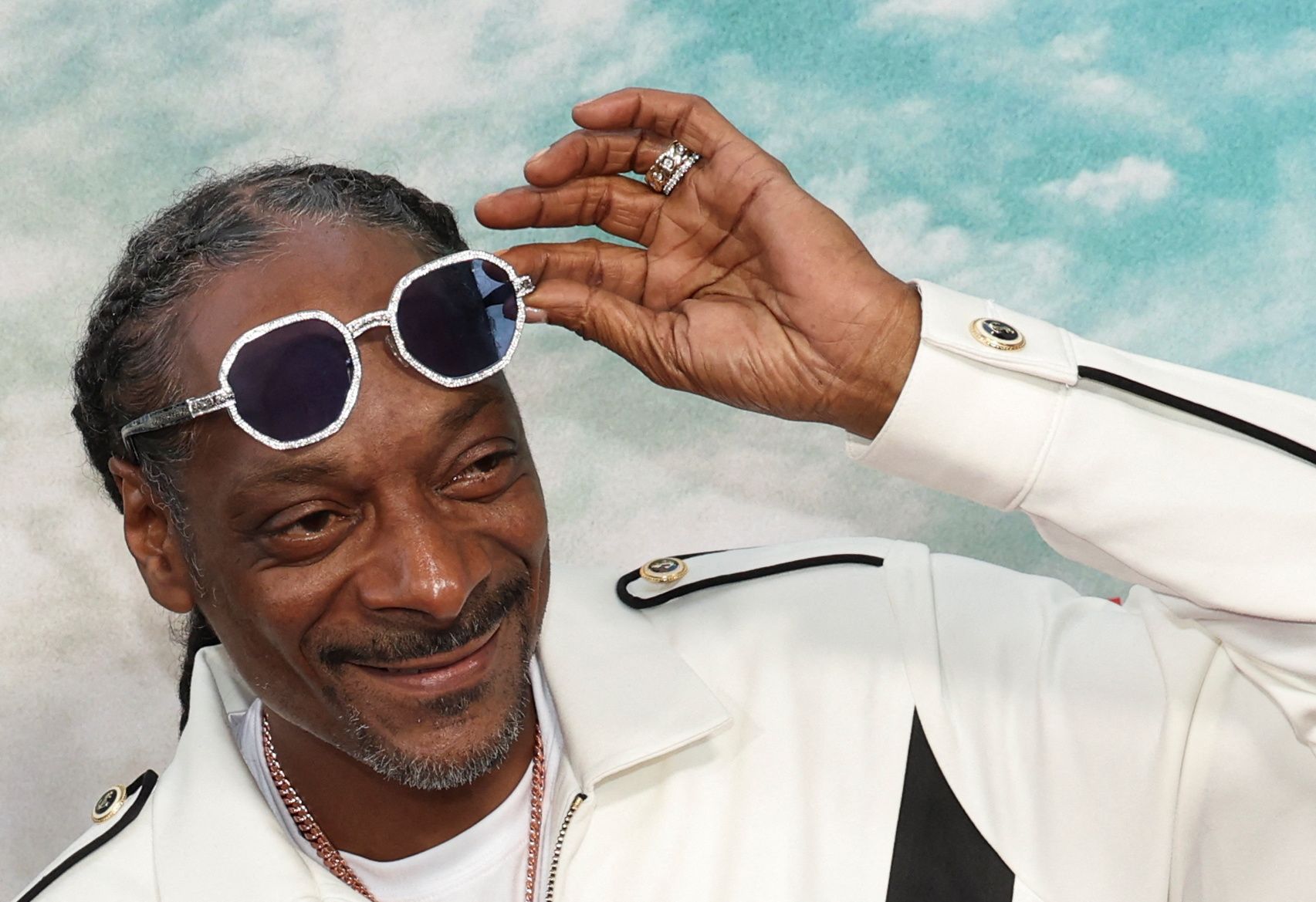 Snoop Doggs angekündigte Abstinenz vom Kiffen stellt sich als Werbegag heraus.