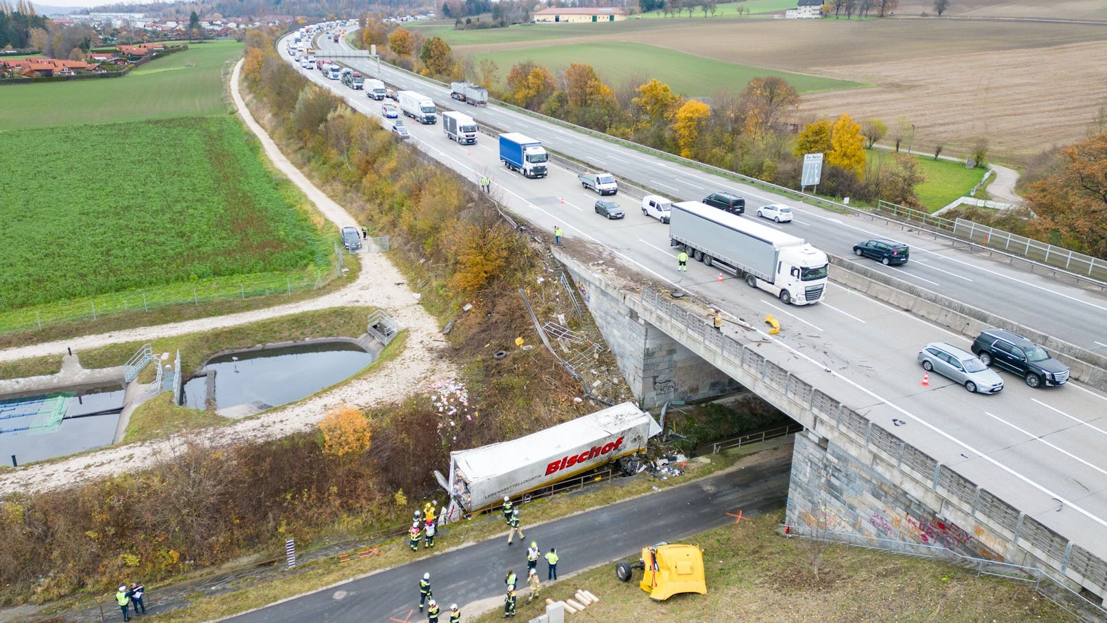 Auf der Westautbahn ist es am Dienstagvormittag zu einem schweren Lkw-Unfall gekommen. Ein Sattelschlepper stürzte über eine Brücke ab. Es gab einen Großeinsatz der Rettungskräfte, zwei Personen wurden dabei verletzt.