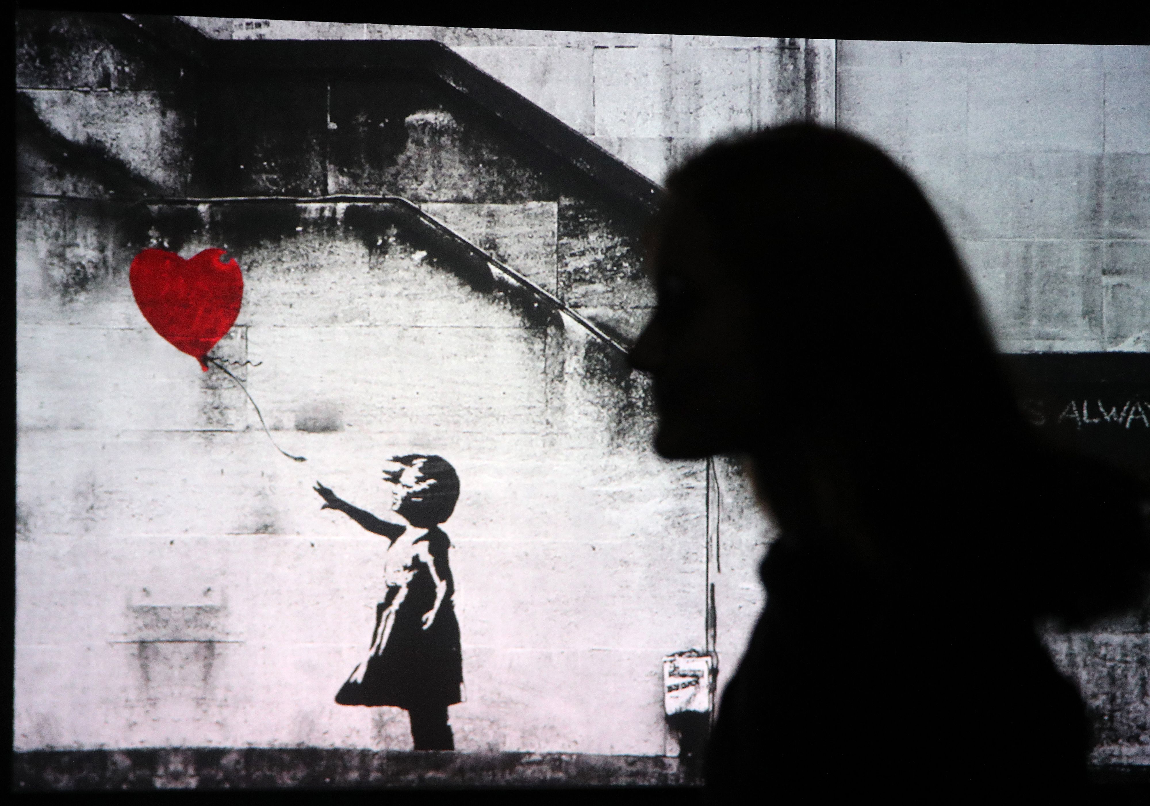 Download von www.picturedesk.com am 21.11.2023 (13:45).  MOSCOW, RUSSIA - JUNE 1, 2018: Red Heart Balloon on display during the opening of an exhibition of works by British street artist Banksy at the Central House of Artists. Mikhail Tereshchenko/TASS - 20180601_PD11235 - Rechteinfo: Rights Managed (RM)