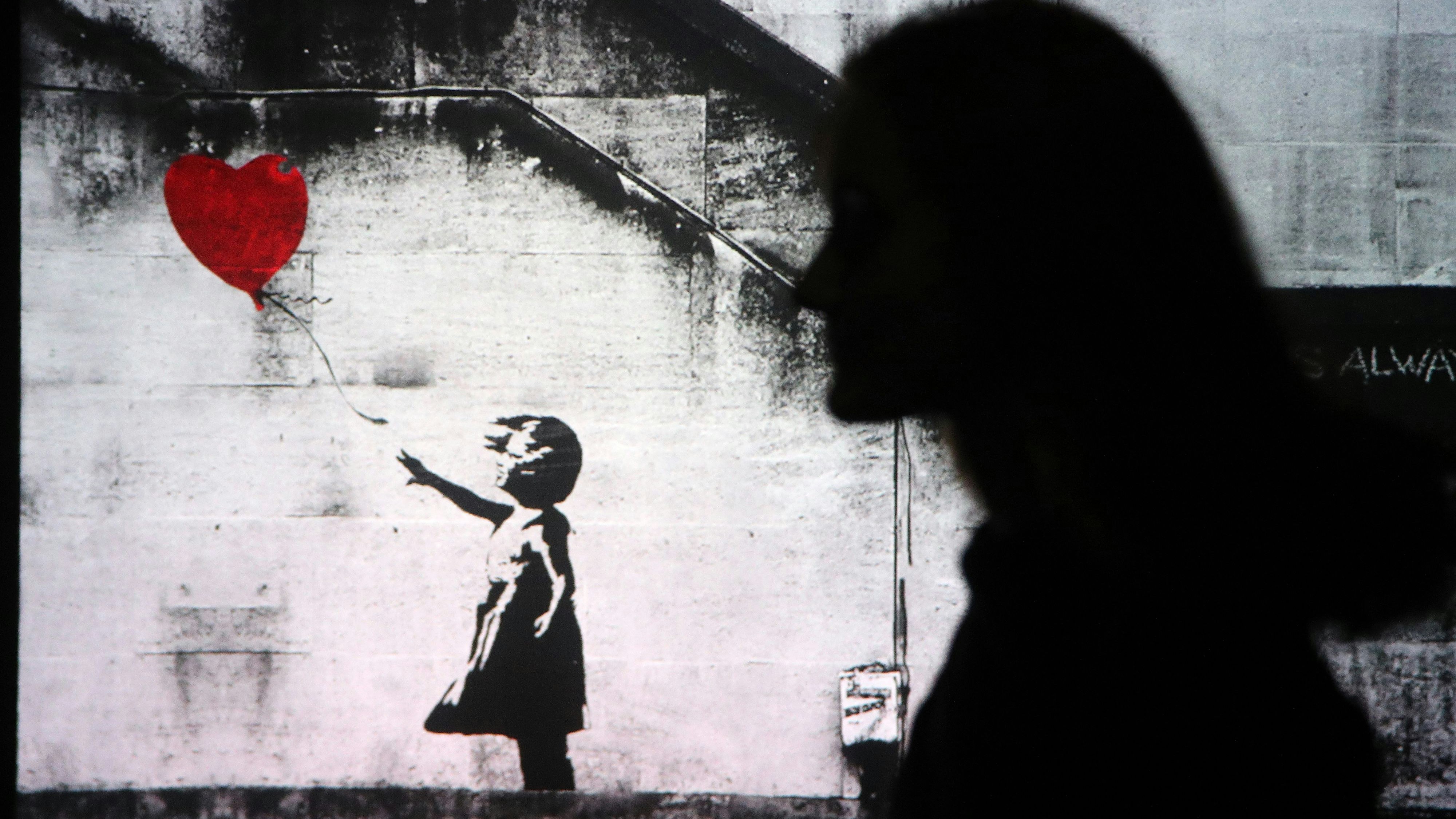 Download von www.picturedesk.com am 21.11.2023 (13:45).  MOSCOW, RUSSIA - JUNE 1, 2018: Red Heart Balloon on display during the opening of an exhibition of works by British street artist Banksy at the Central House of Artists. Mikhail Tereshchenko/TASS - 20180601_PD11235 - Rechteinfo: Rights Managed (RM)