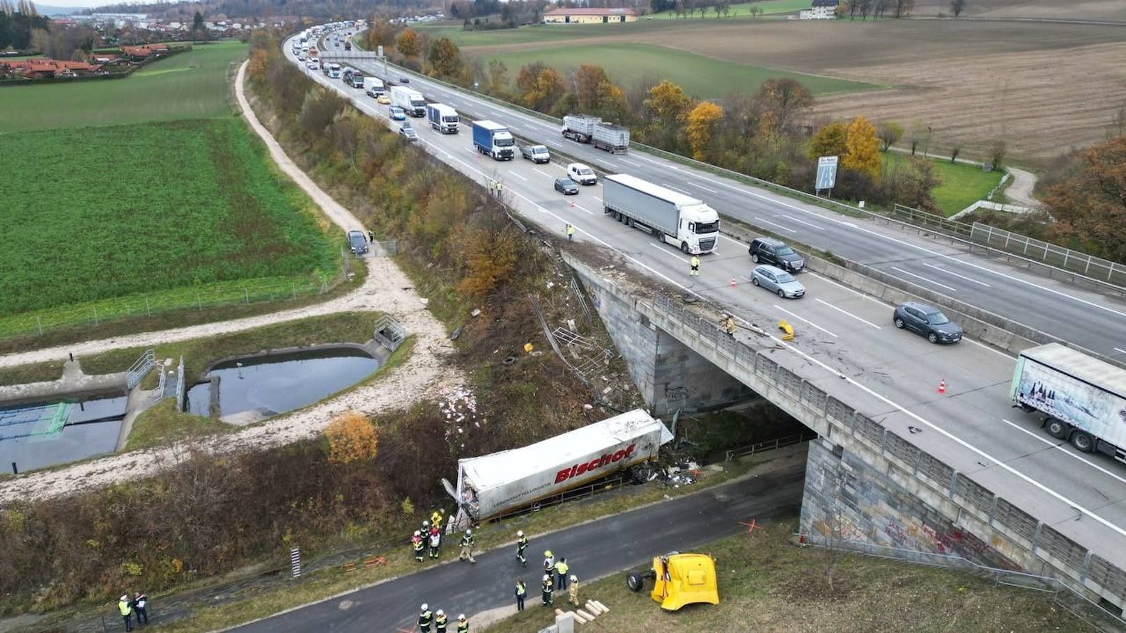 Auf der Westautbahn ist es am Dienstagvormittag zu einem schweren Lkw-Unfall gekommen. Ein Sattelschlepper stürzte über eine Brücke ab. Es gab einen Großeinsatz der Rettungskräfte, zwei Personen wurden dabei verletzt.