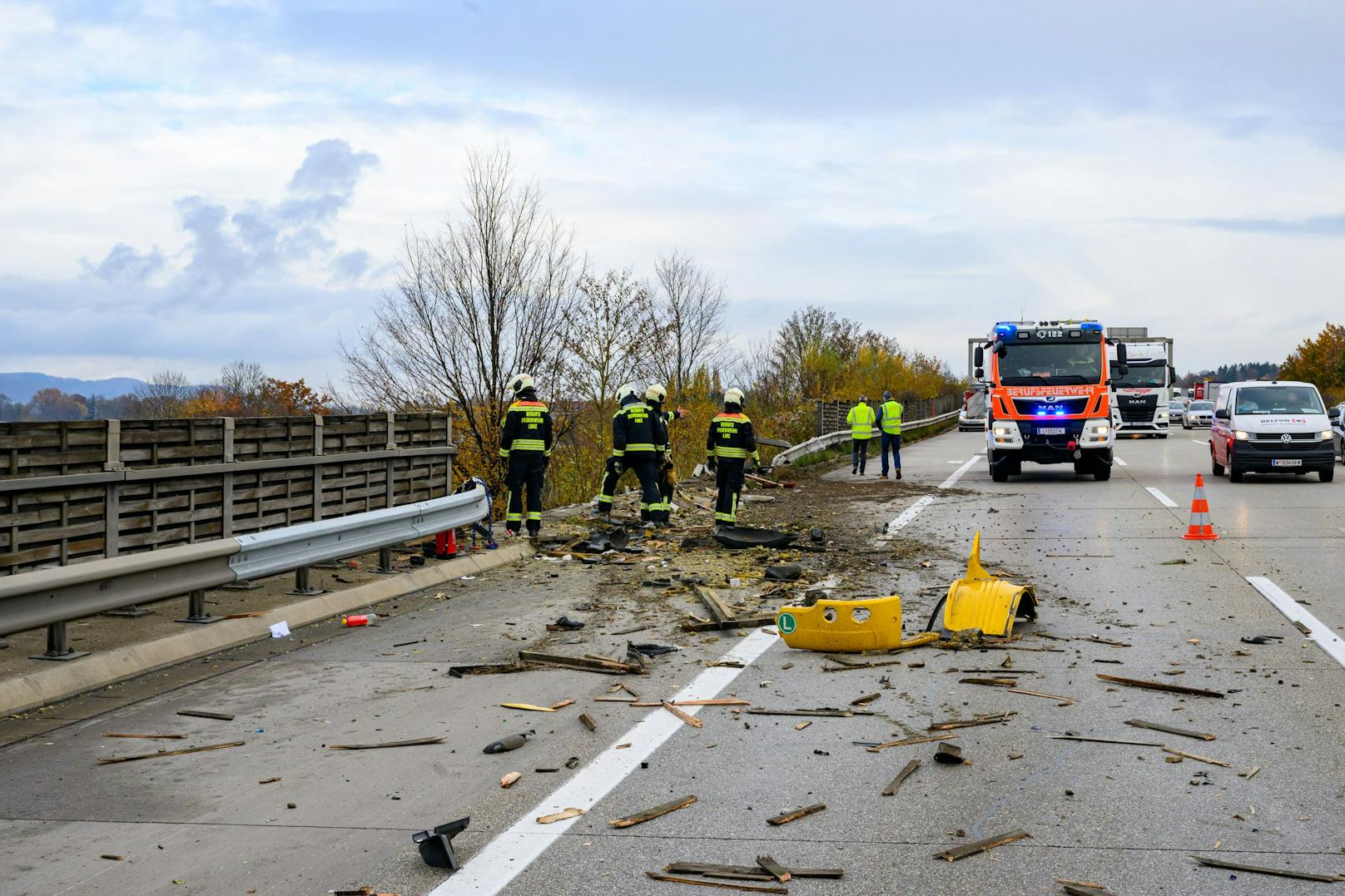 Auf der Westautbahn ist es am Dienstagvormittag zu einem schweren Lkw-Unfall gekommen. Ein Sattelschlepper stürzte über eine Brücke ab. Es gab einen Großeinsatz der Rettungskräfte, zwei Personen wurden dabei verletzt.