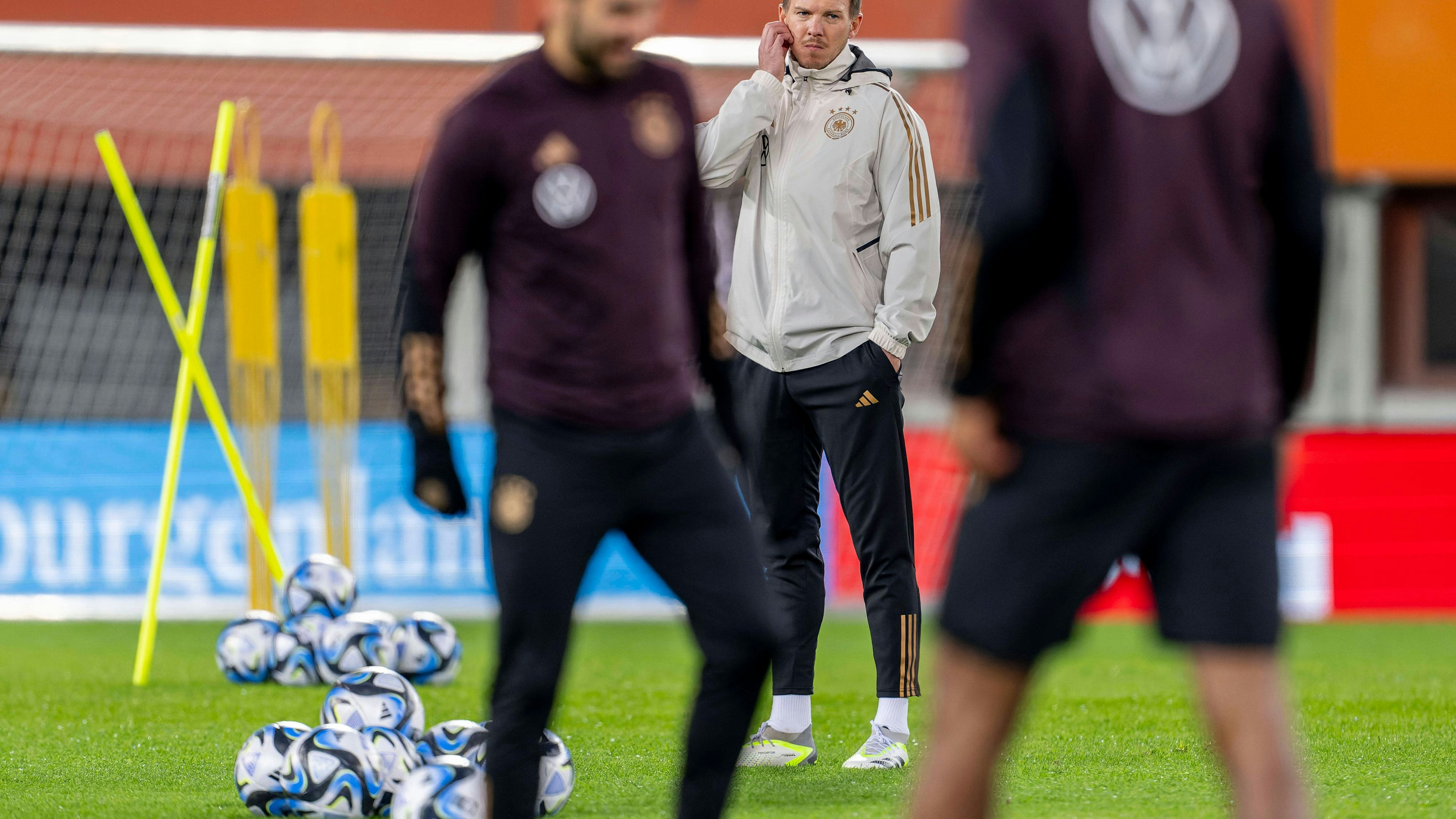 20.11.2023, Fussball, Testspiel 2023/24, Österreich - Deutschland, Training der DFB-Nationalmannschaft am Tag vor dem Länderspiel im Ernst Happel Stadion Wien, Trainer Julian Nagelsmann Deutschland nachdenklich ***DFL and DFB regulations prohibit any use of photographs as image sequences and/or quasi-video.*** *** 20 11 2023, Football, Test match 2023 24, Austria Germany, Training of the DFB national team the day before the international match at the Ernst Happel Stadium Vienna, Coach Julian Nagelsmann Germany pensive DFL and DFB regulations prohibit any use of photographs as image sequences and or quasi video
