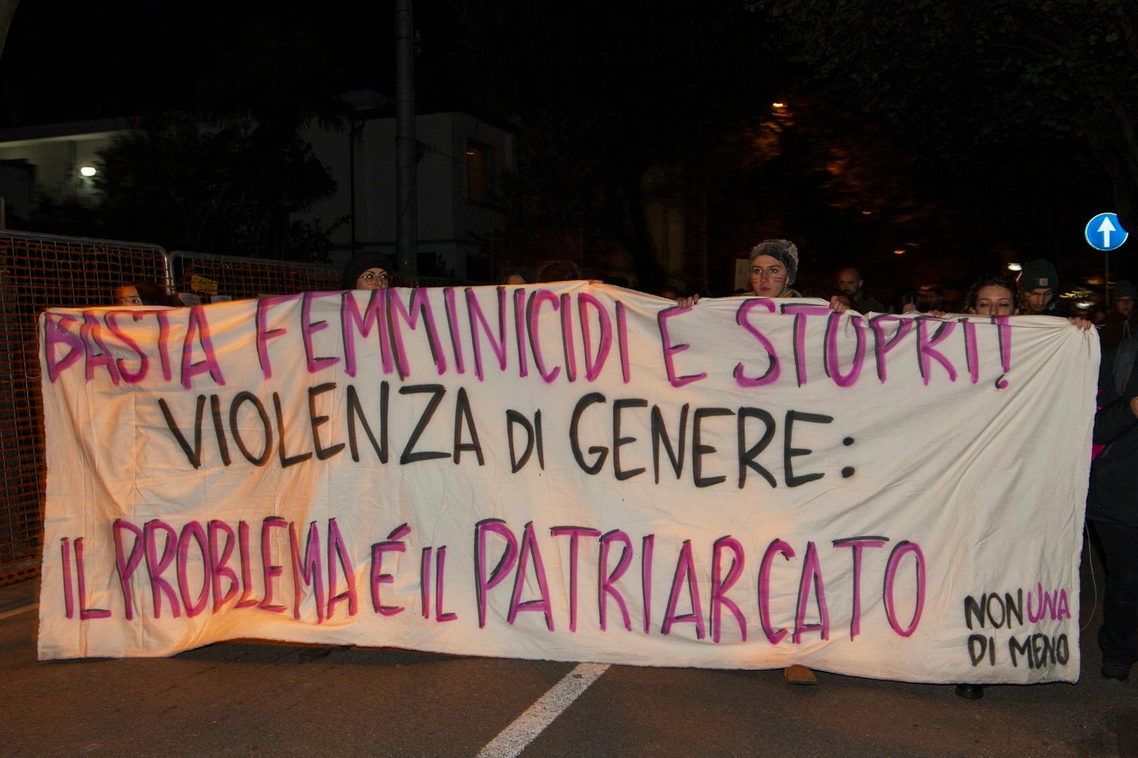 Demonstrationen im Gedenken an Giulia Cecchettin. Auf ihrem Banne steht "Schluss mit Feminizid und Belästigung! Gewalt gegen Frauen: Das Patriarchat ist das Problem".