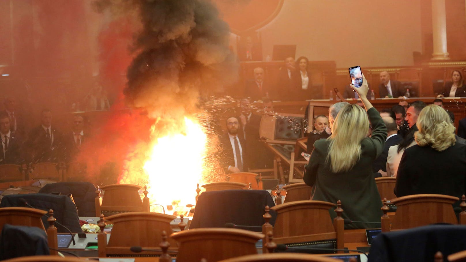 Feuer im Parlament! Opposition zündet Rauchbomben