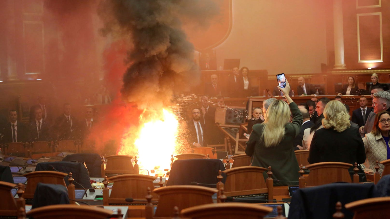 Feuer im Parlament! Opposition zündet Rauchbomben