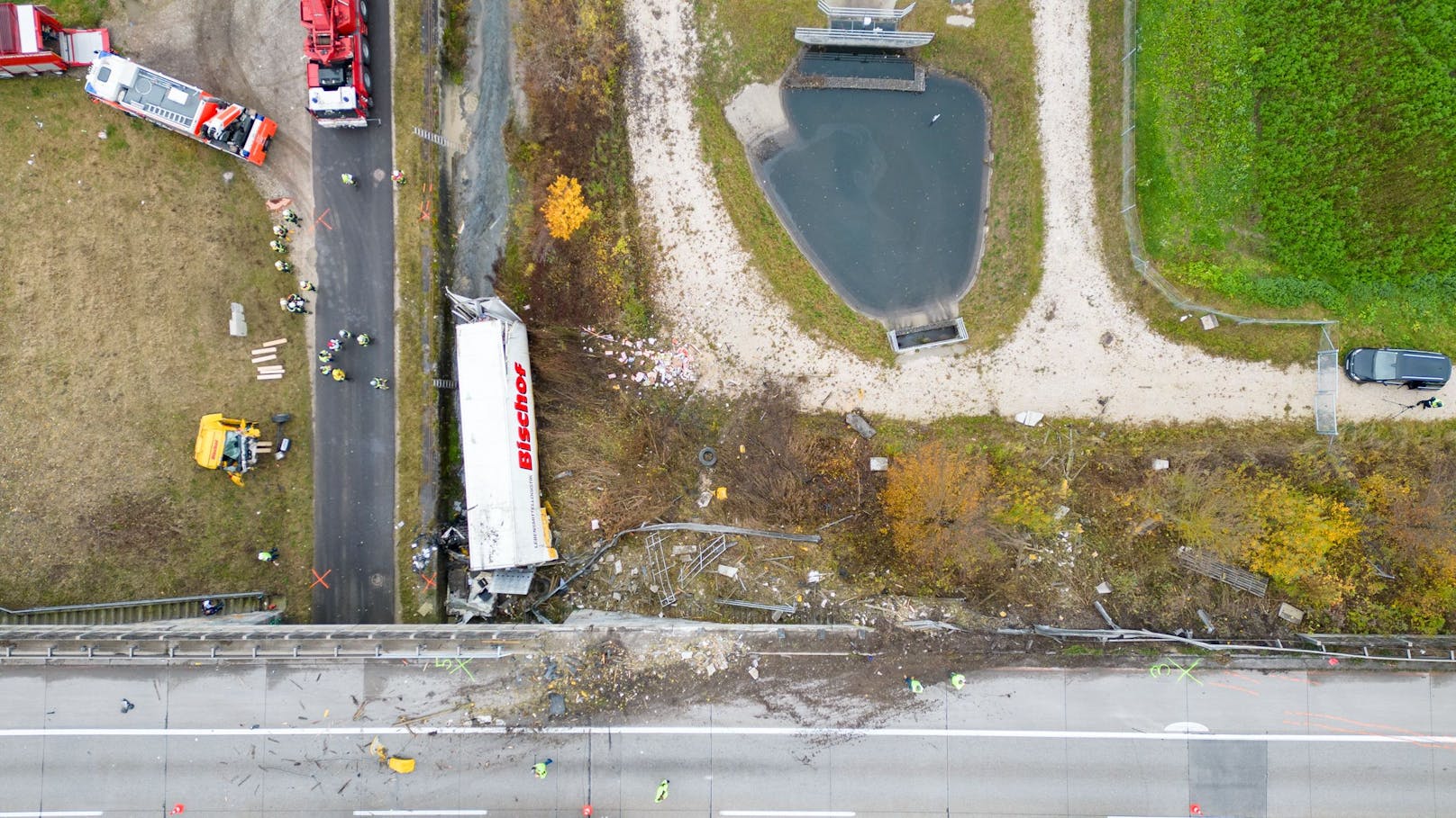 Auf der Westautbahn ist es am Dienstagvormittag zu einem schweren Lkw-Unfall gekommen. Ein Sattelschlepper stürzte über eine Brücke ab. Es gab einen Großeinsatz der Rettungskräfte, zwei Personen wurden dabei verletzt.