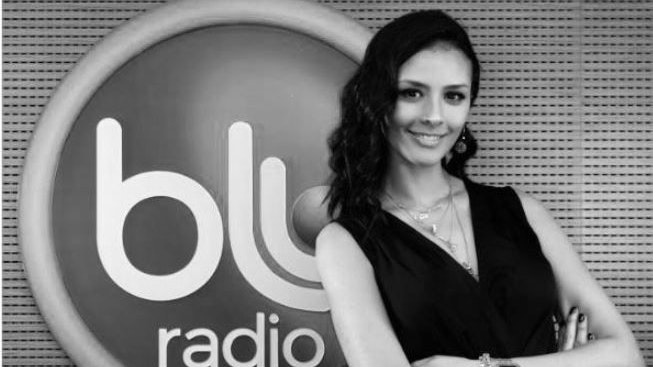 Riesiger Bildschirm erschlägt Moderatorin