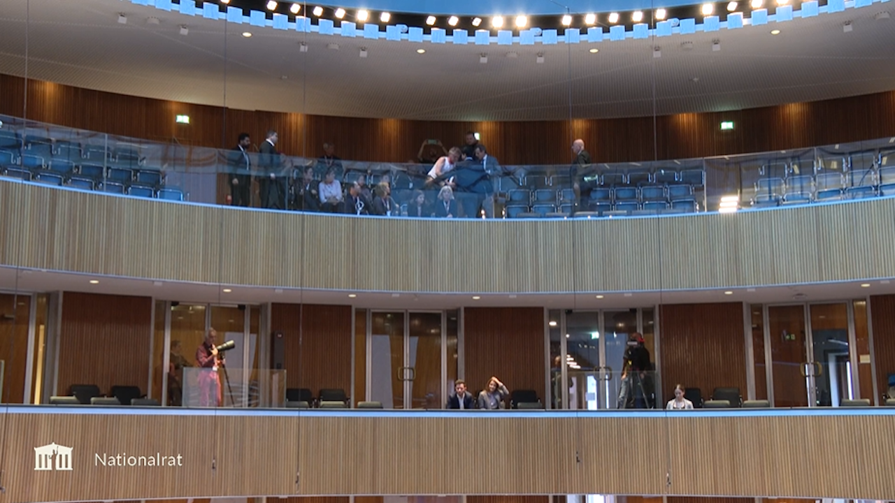 Heute.at - Ihr raubt uns aus – Tobender wütet im Parlament