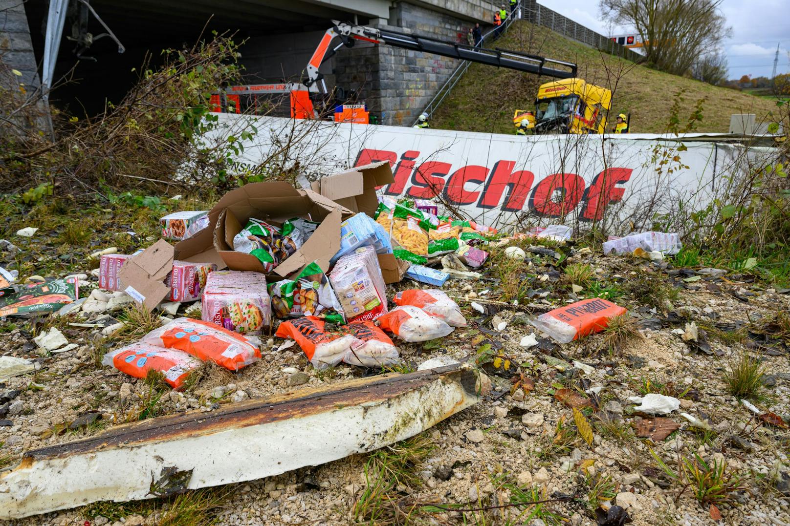 Auf der Westautbahn ist es am Dienstagvormittag zu einem schweren Lkw-Unfall gekommen. Ein Sattelschlepper stürzte über eine Brücke ab. Es gab einen Großeinsatz der Rettungskräfte, zwei Personen wurden dabei verletzt.