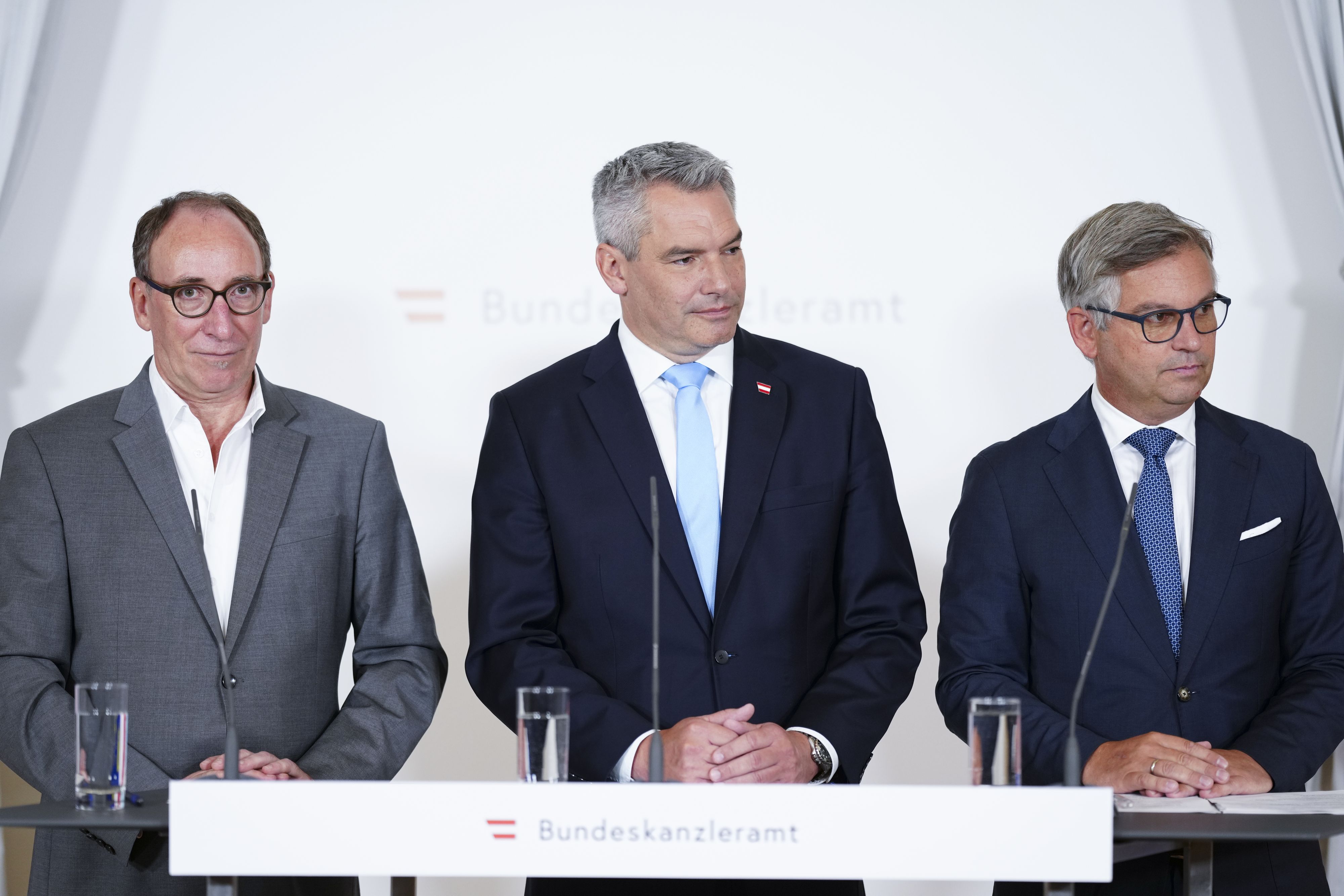 Kanzler Nehammer (mi.) versprach 100 Extra-Kassenärzte, Gesundheitsminister Rauch (li.) und Finanzminister Brunner gaben jetzt aber kein Geld frei...