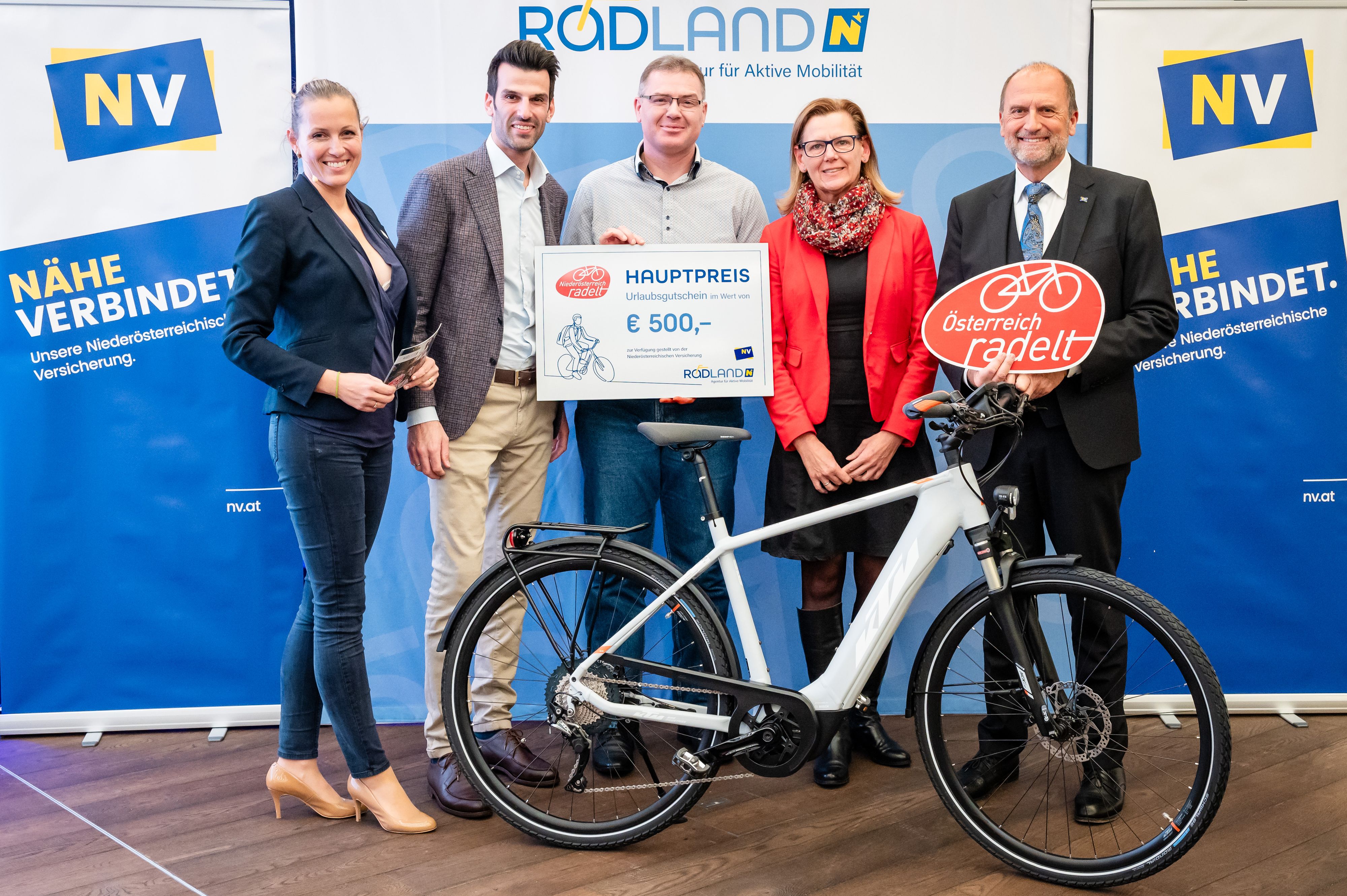 GF Susanna Hauptmann; Landeshauptfrau-Stellvertreter Udo Landbauer; die Gewinner der Hauptpreise: Harald K. aus Zellendorf und Karin G. aus Guntersdorf und Vorstandsdirektor NV Bernhard Lackner.